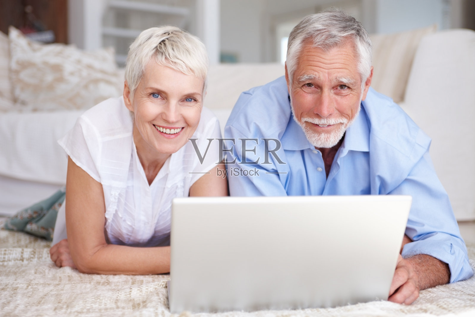 快乐的老年夫妇使用笔记本电脑照片摄影图片