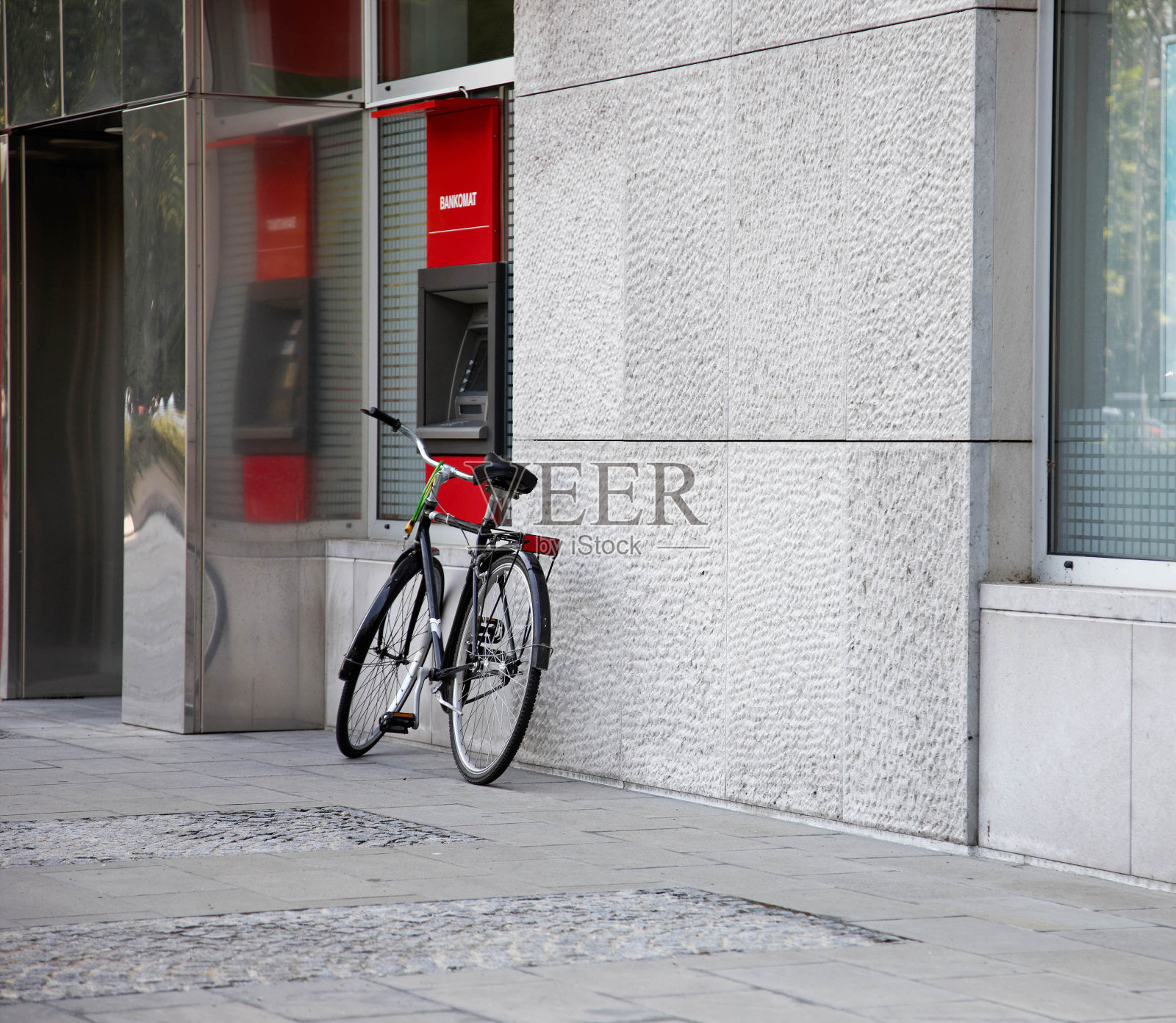 自行车停放在银行自动取款机外照片摄影图片