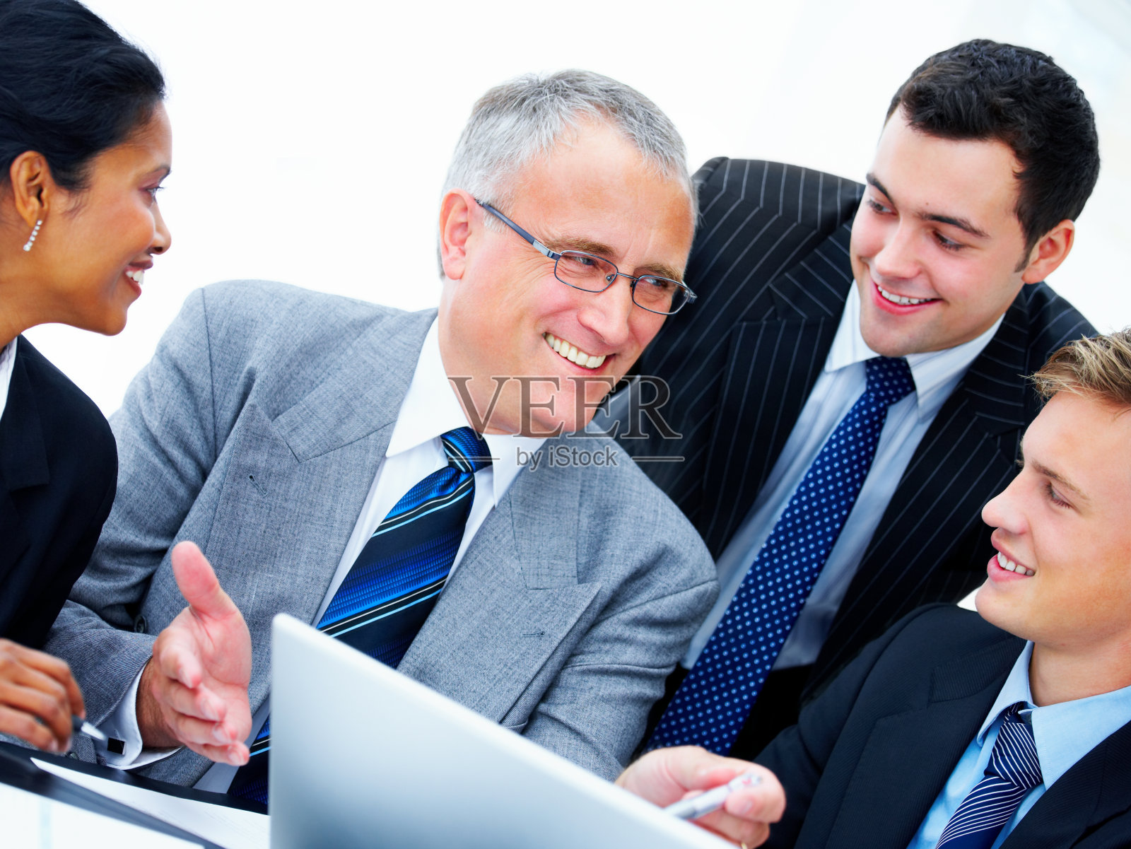 商务人士在会议上讨论照片摄影图片