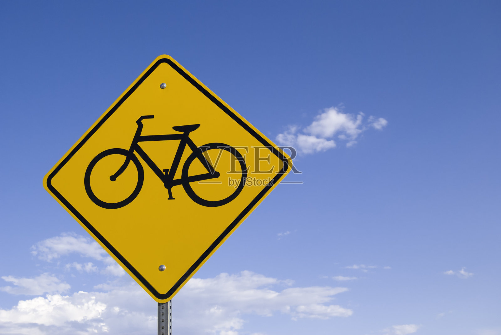 蓝天下的自行车标志照片摄影图片