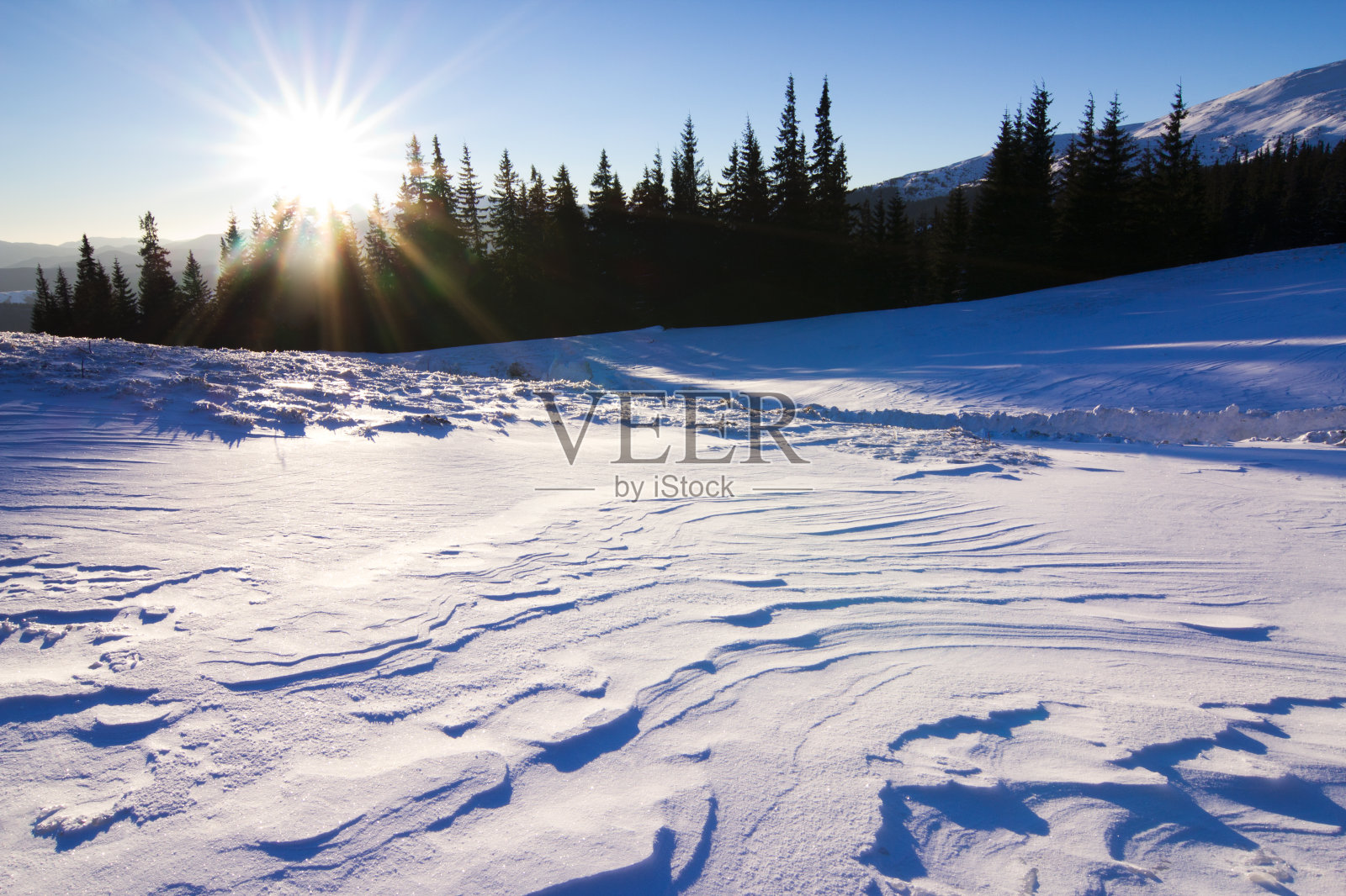冬天的山景观。照片摄影图片