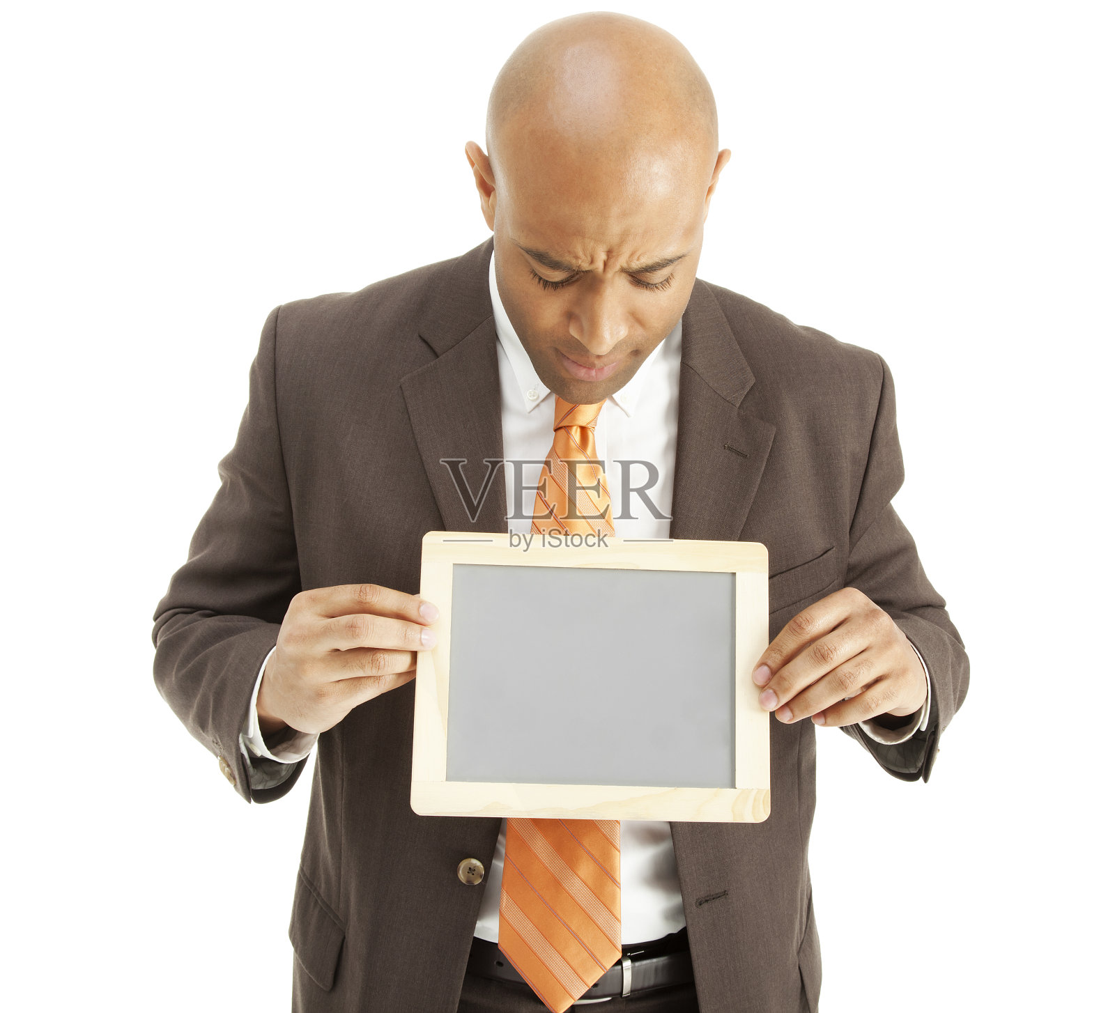 一个成年男子拿着一块黑板,孤立地俯视着照片摄影图片