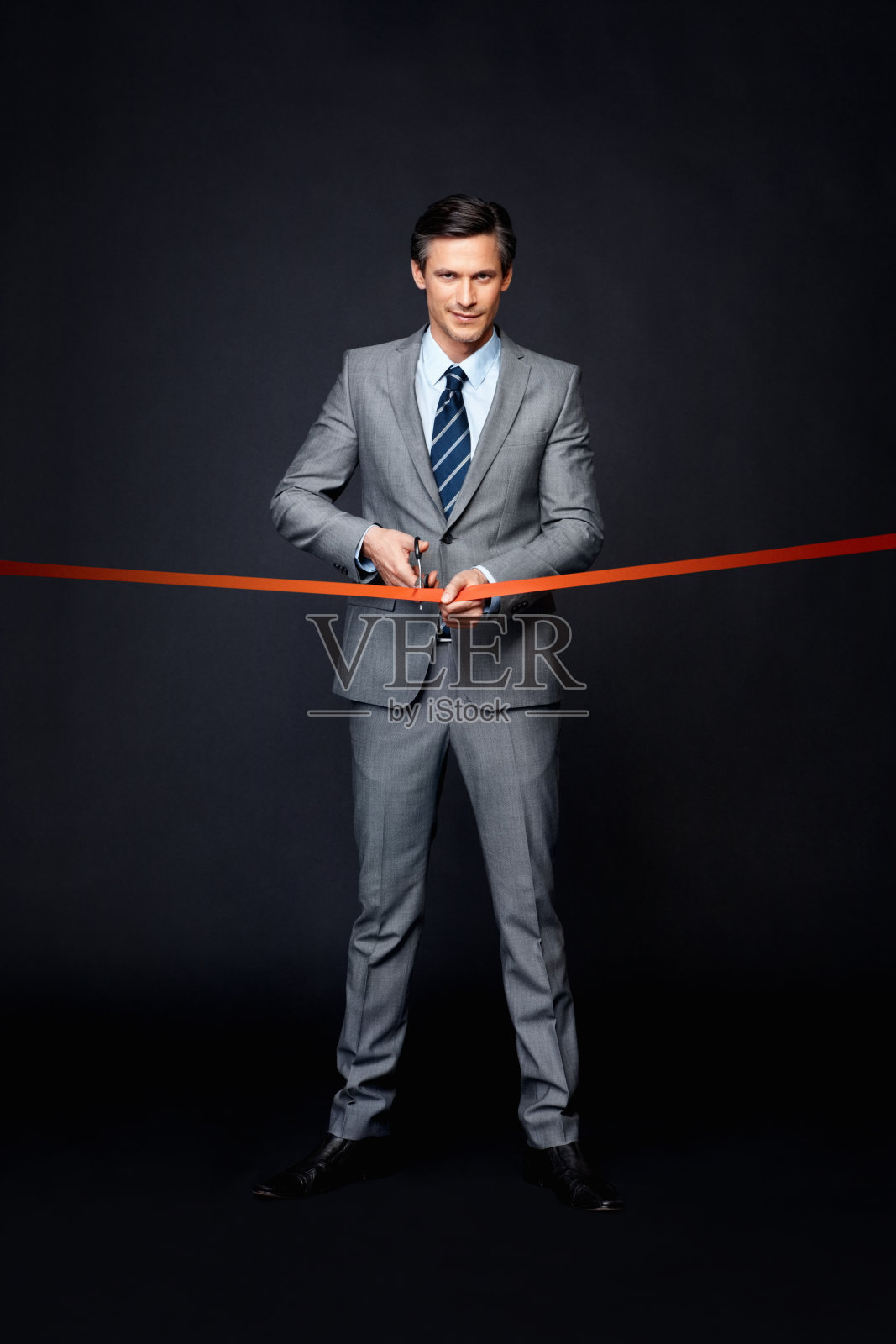 严肃的男人正在进行剪彩仪式照片摄影图片