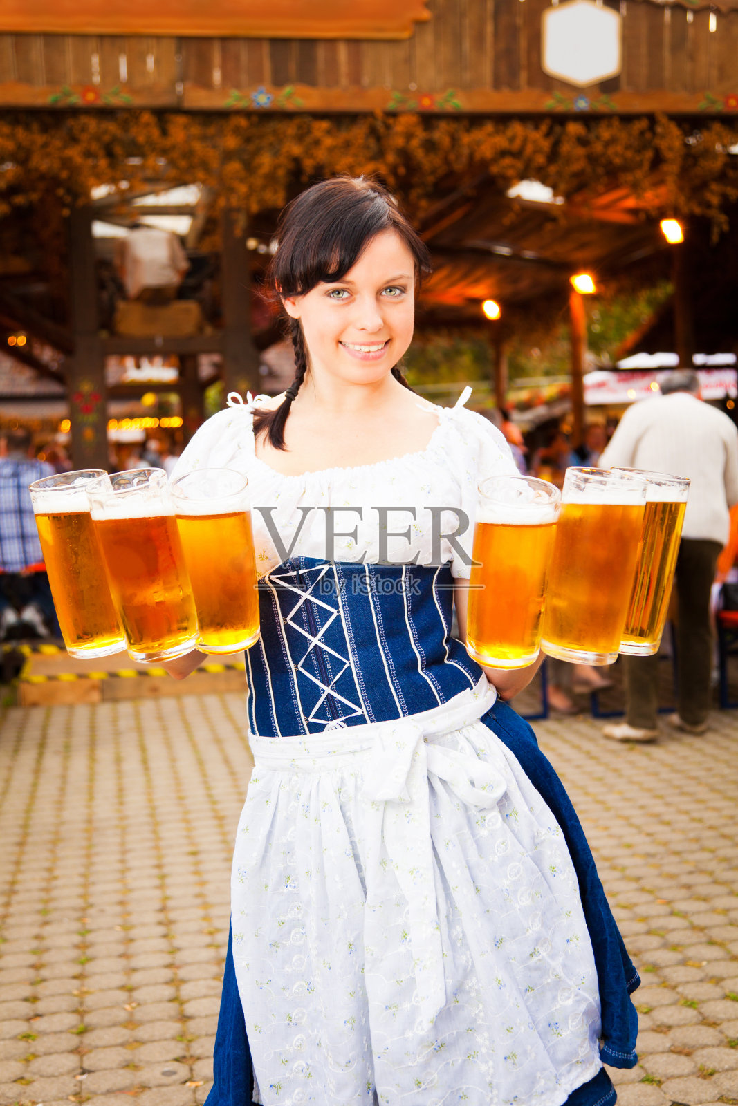 端啤酒的年轻德国女人照片摄影图片