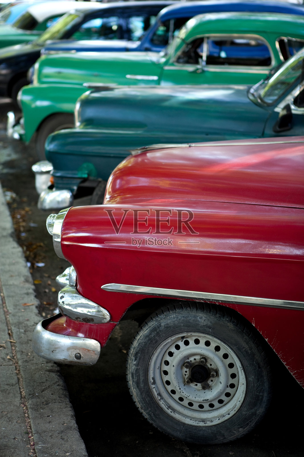 哈瓦那停车场上有五颜六色的旧汽车照片摄影图片