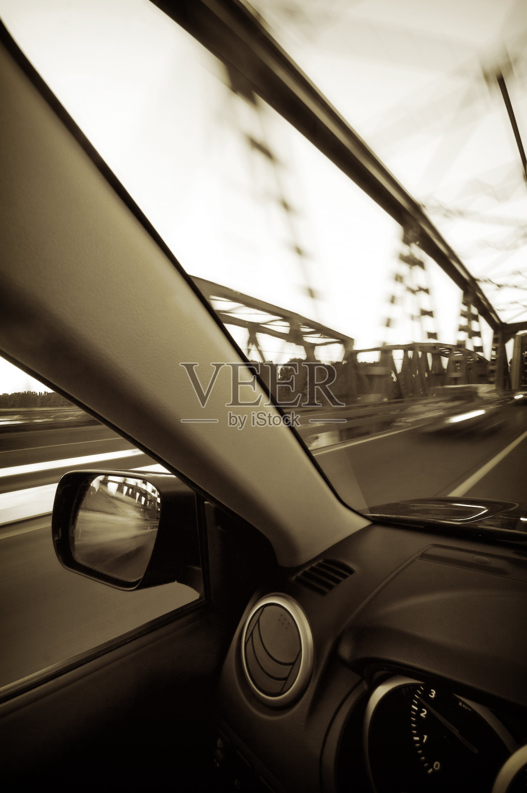 桥上的快车照片摄影图片