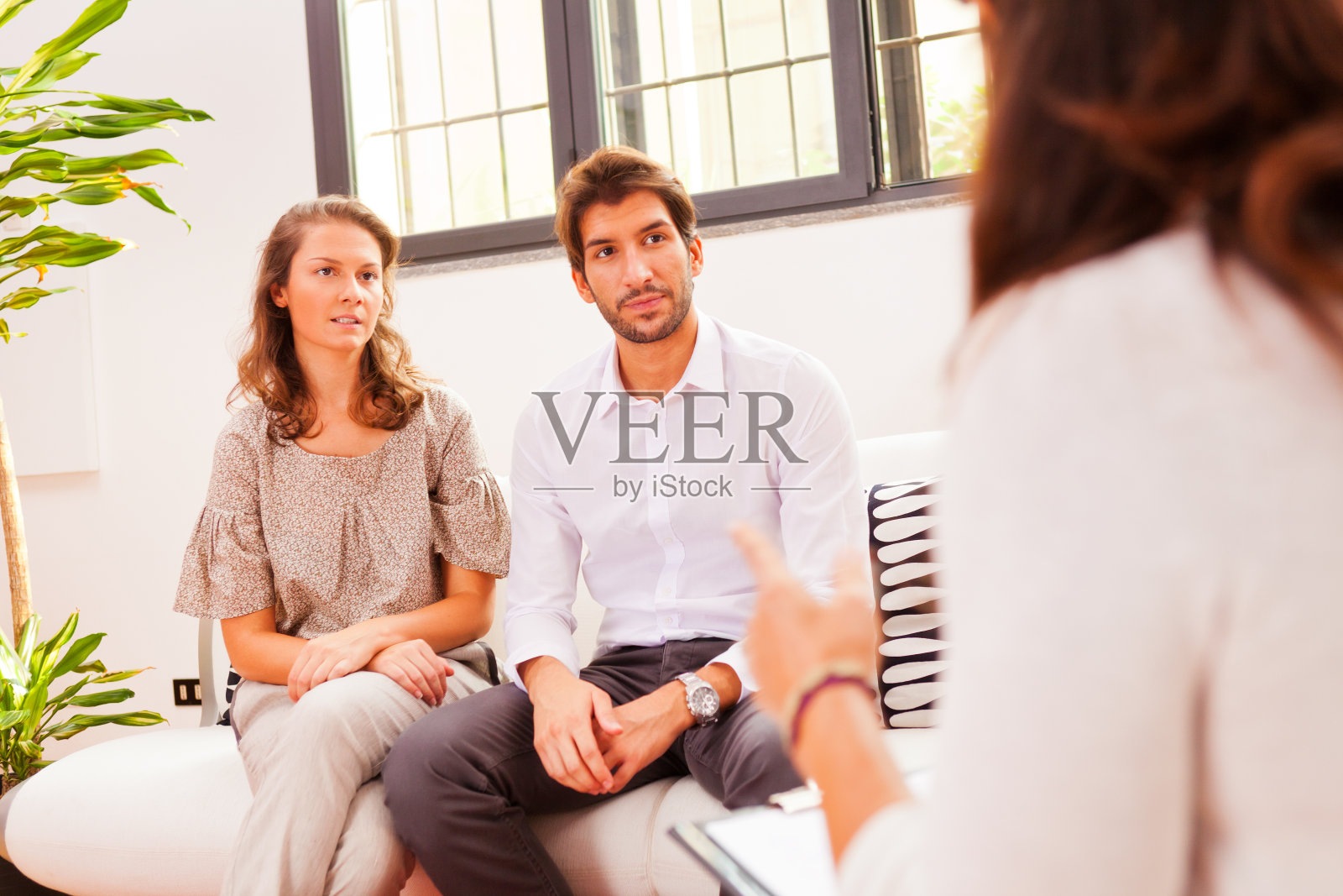 情侣与心理医生交谈照片摄影图片