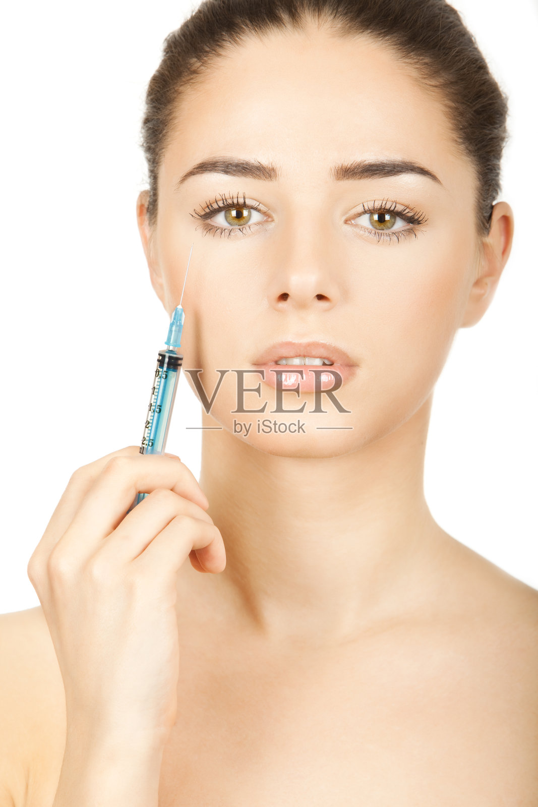 年轻的黑发女人拿着注射器照片摄影图片