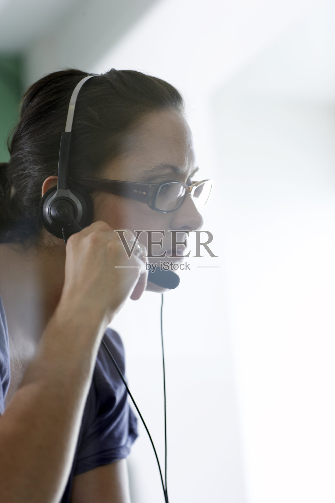 在办公室使用耳机电话照片摄影图片