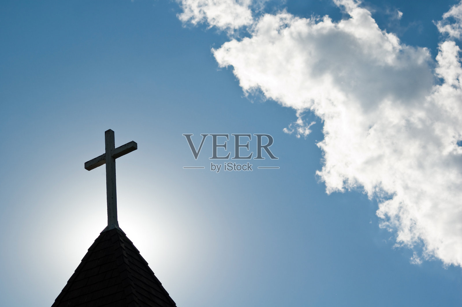 教堂尖顶、十字架和阳光照片摄影图片