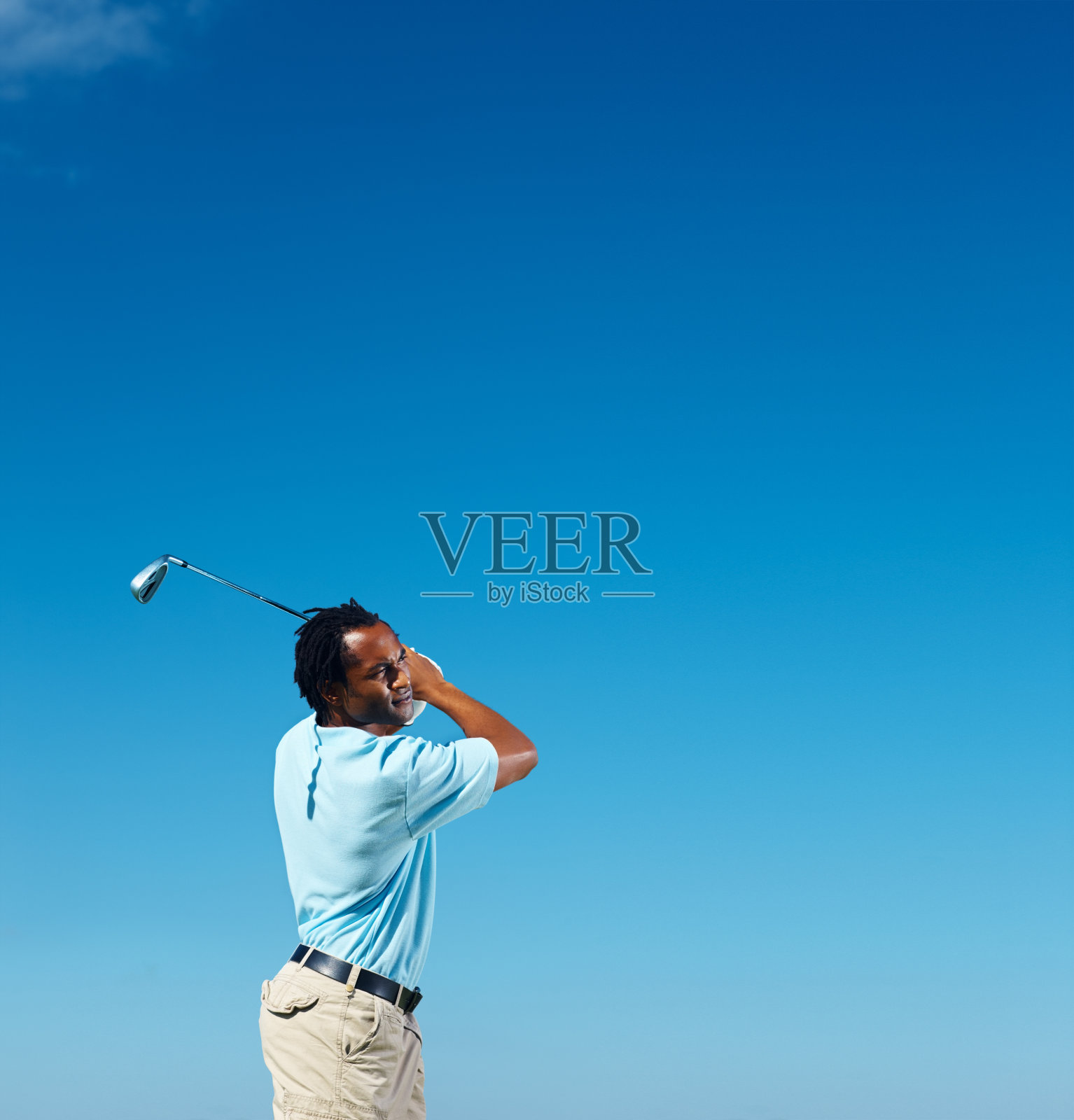 试图击球的非裔美国高尔夫球手照片摄影图片