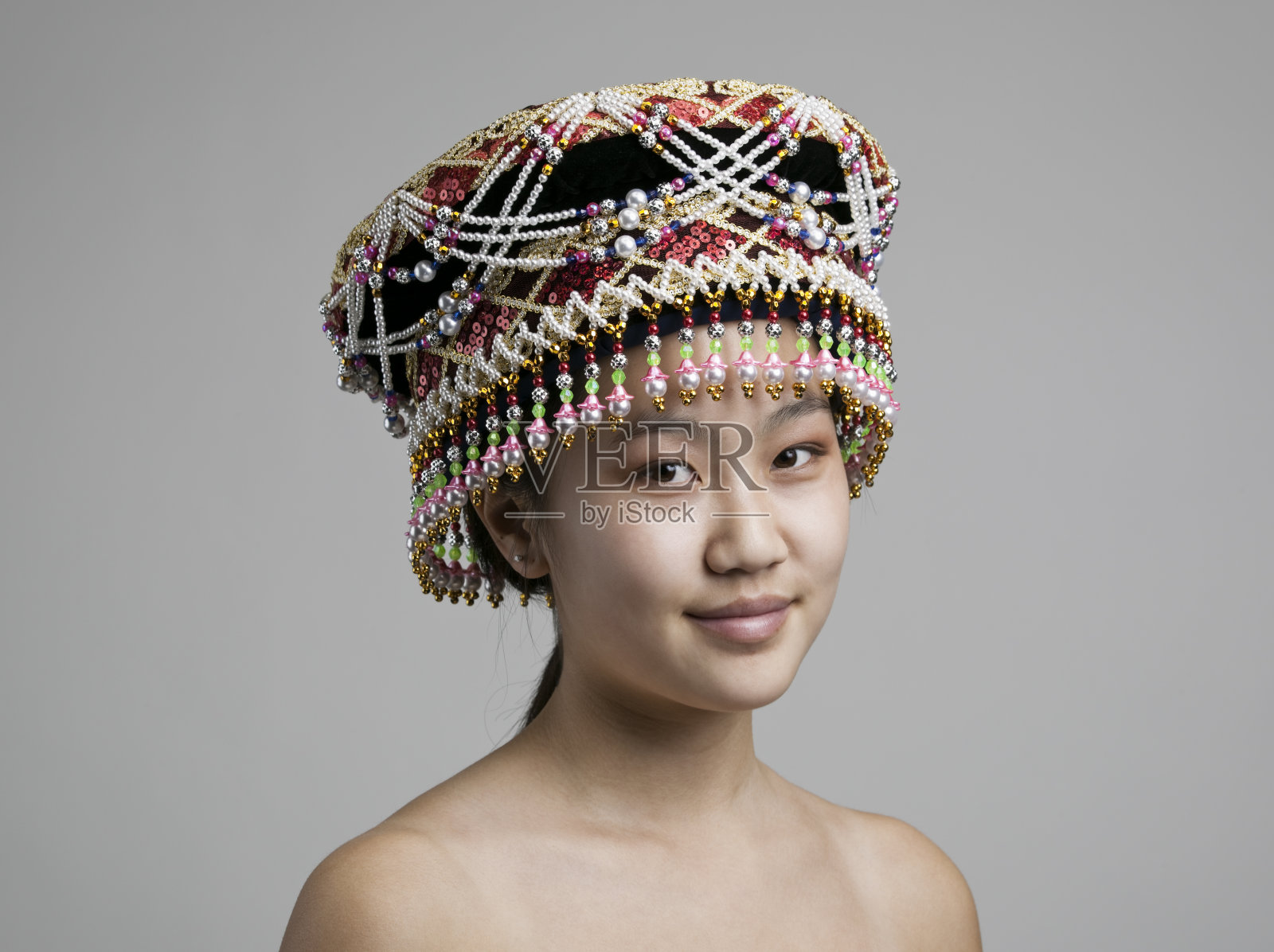 苗族少女在传统头饰照片摄影图片