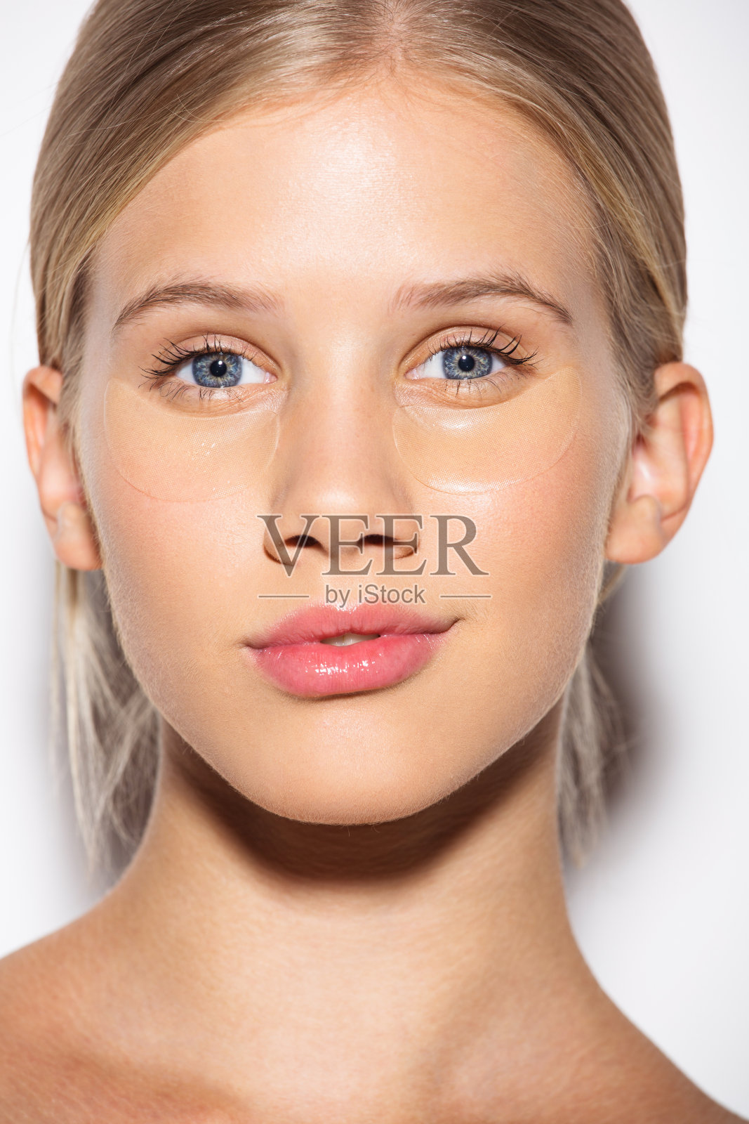 一个带着眼罩的微笑女孩的肖像照片摄影图片