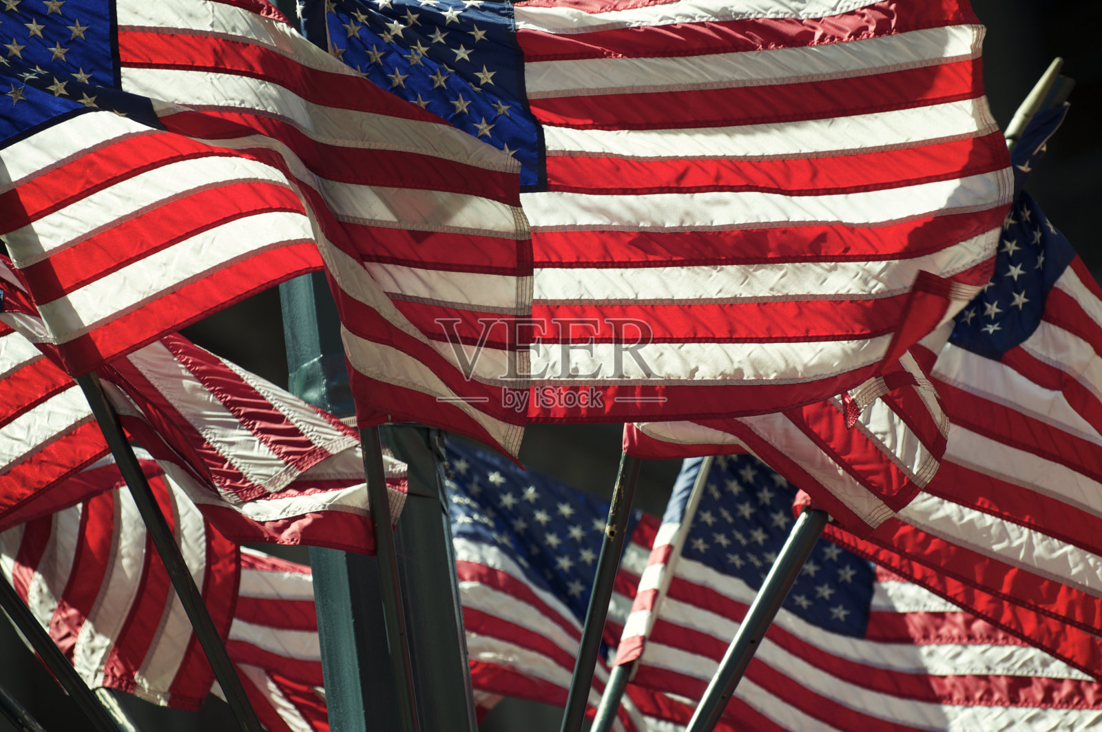 一层层的美国国旗在明媚的阳光下飘扬照片摄影图片