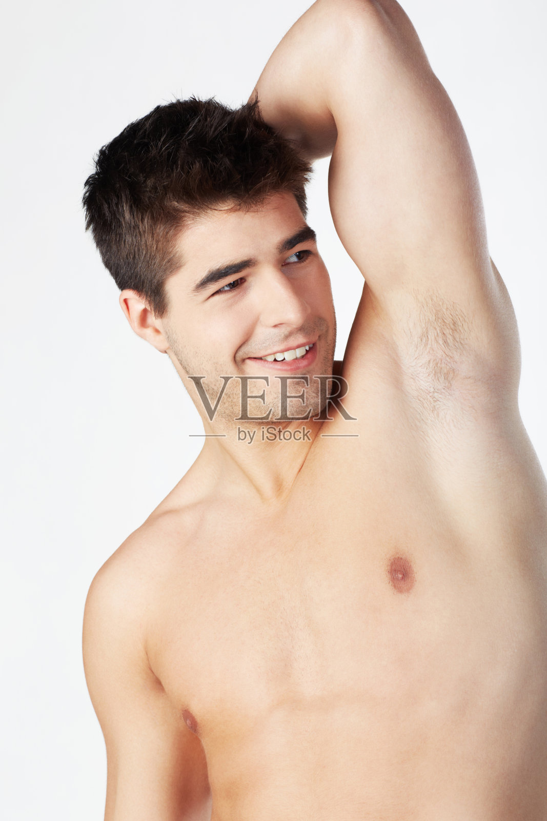 英俊的男子肖像微笑的手后面的头看着别处照片摄影图片