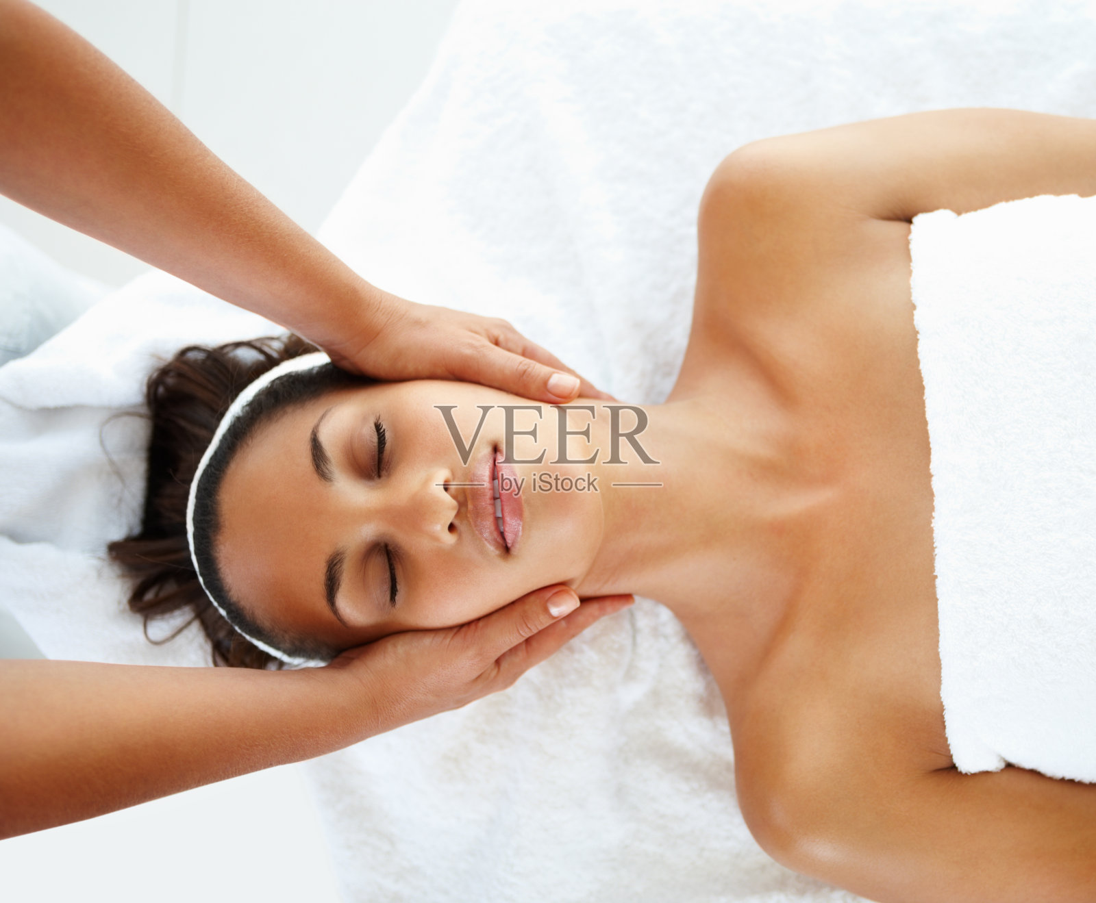 一个女人在温泉按摩的俯视图照片摄影图片