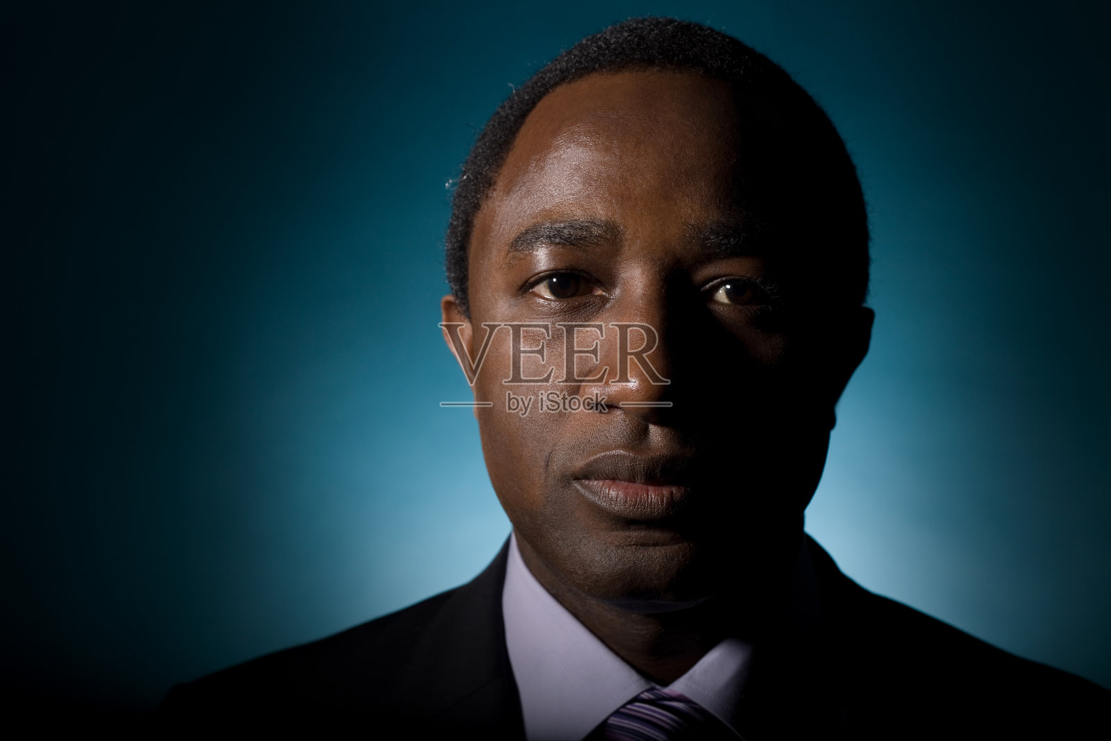 严肃的商人照片摄影图片