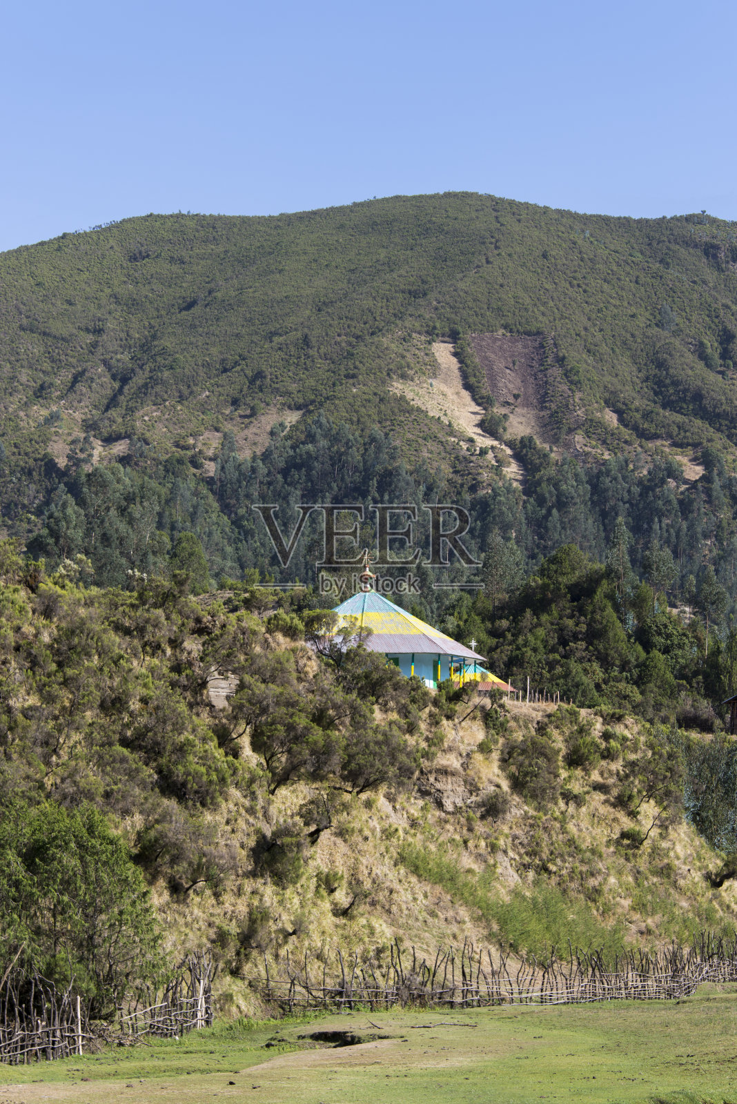 绿色景观中的埃塞俄比亚东正教教堂照片摄影图片