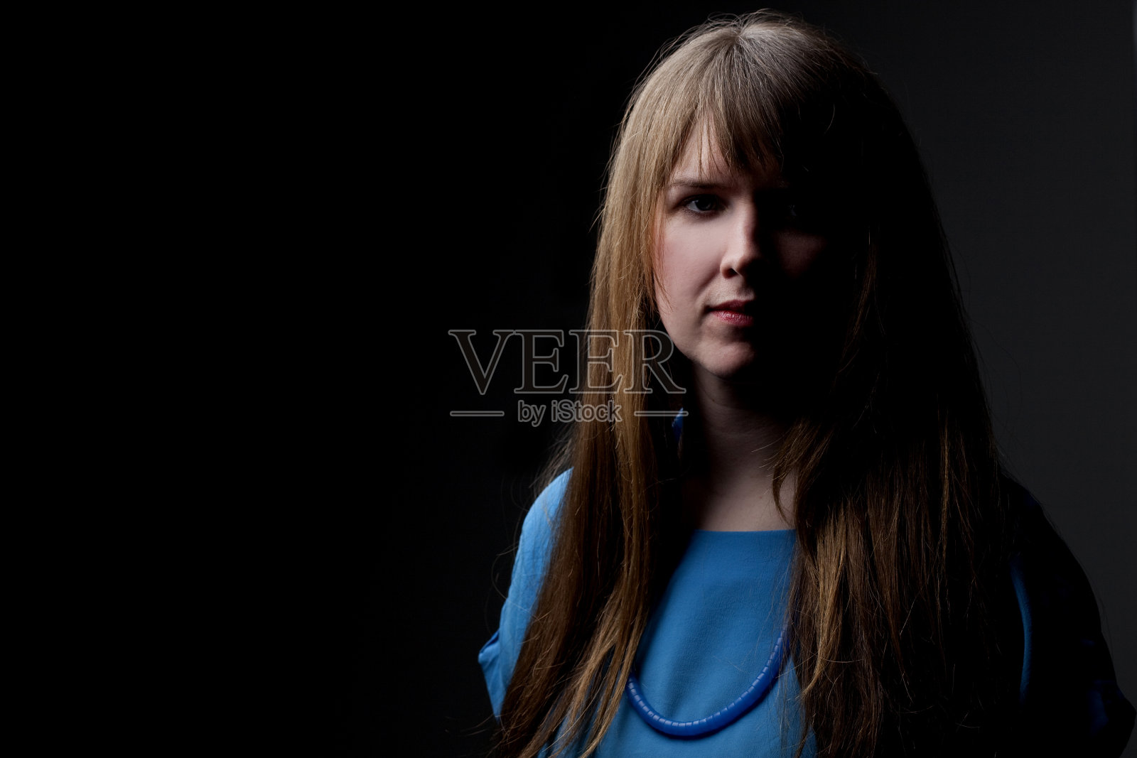 黑色背景下的女人照片摄影图片