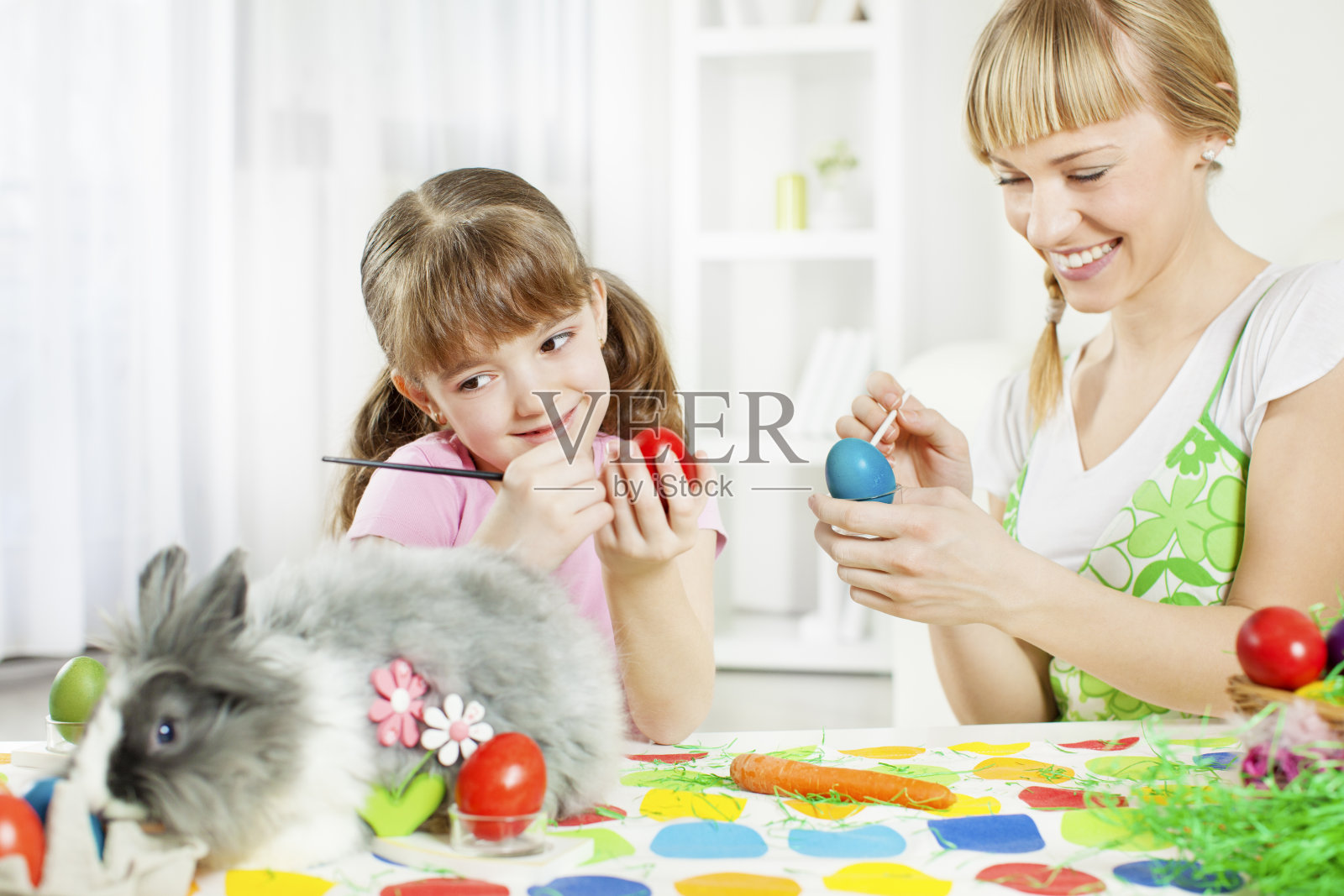 家庭装饰复活节彩蛋。照片摄影图片