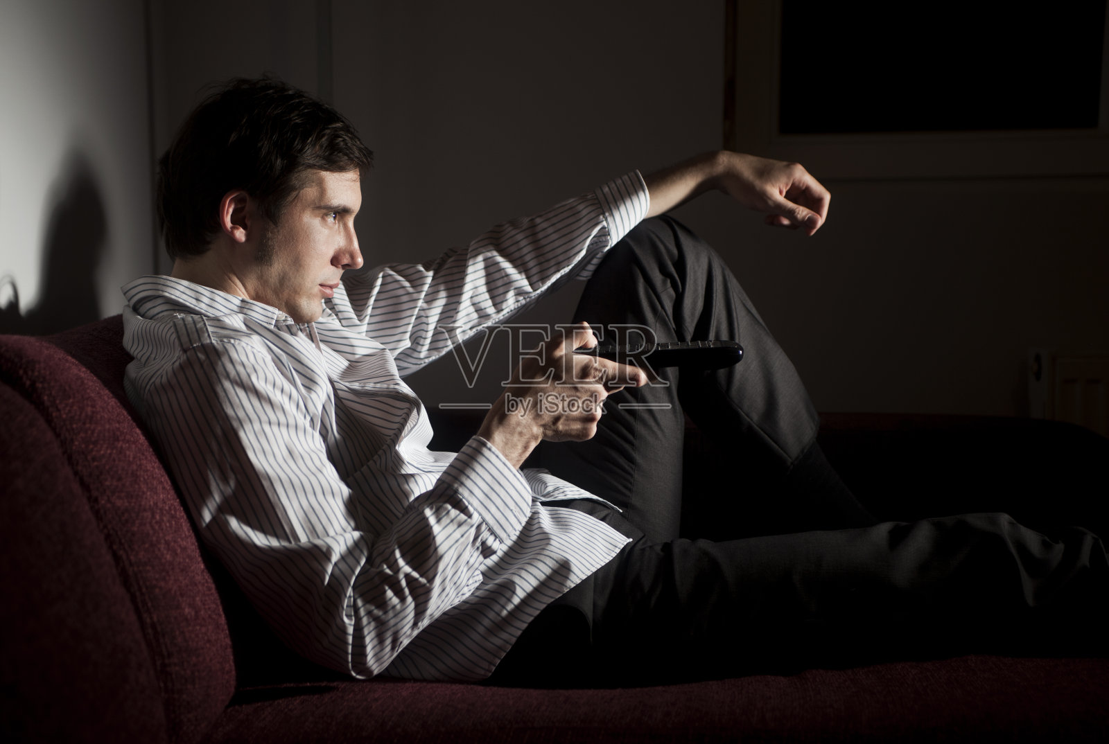 看着电视照片摄影图片