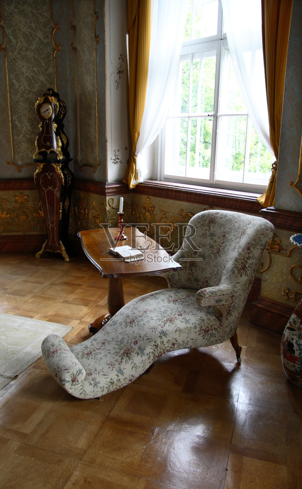 精致桌椅照片摄影图片