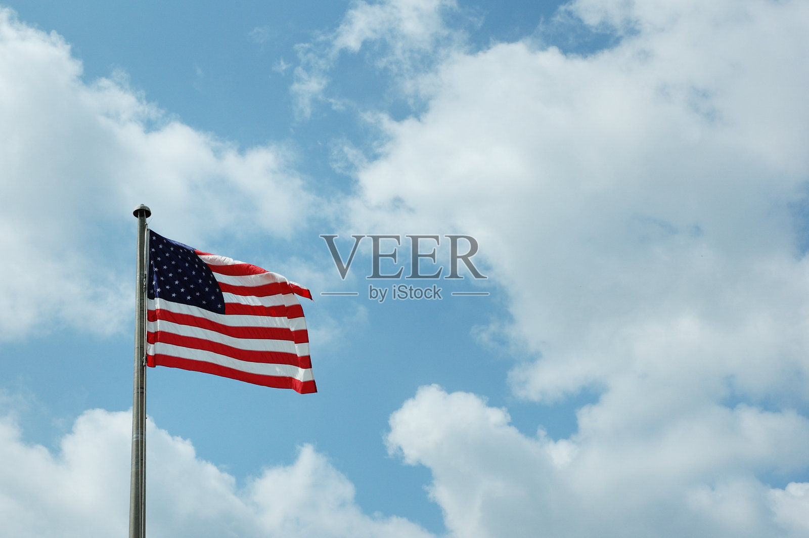 微风中飘扬的美国国旗照片摄影图片