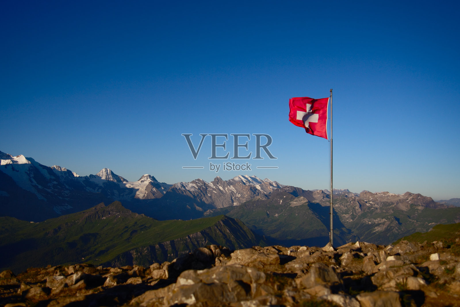 山顶上的瑞士国旗照片摄影图片