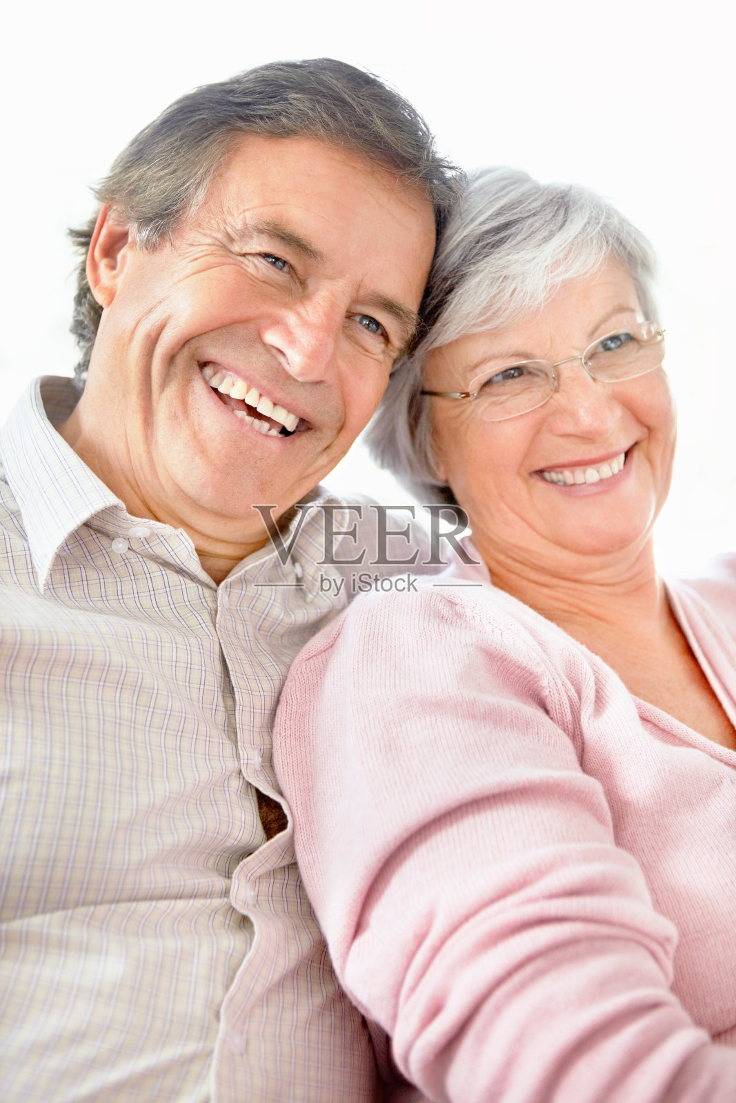 一对老夫妇对着白色一起微笑的特写照片摄影图片