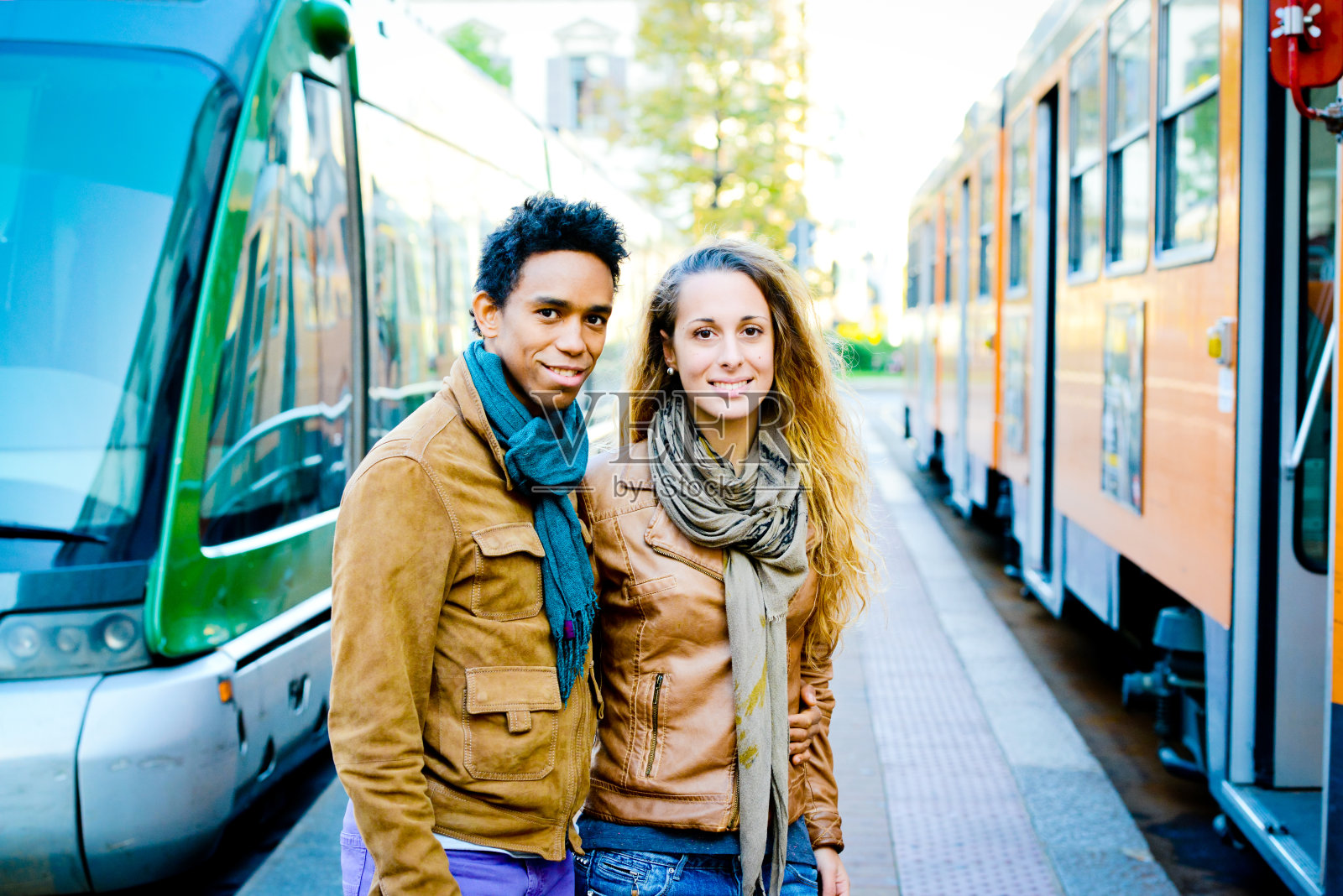 米兰有轨电车车站上一对可爱的跨种族情侣照片摄影图片