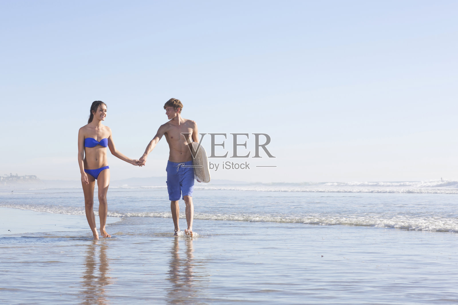 漫步海滩照片摄影图片