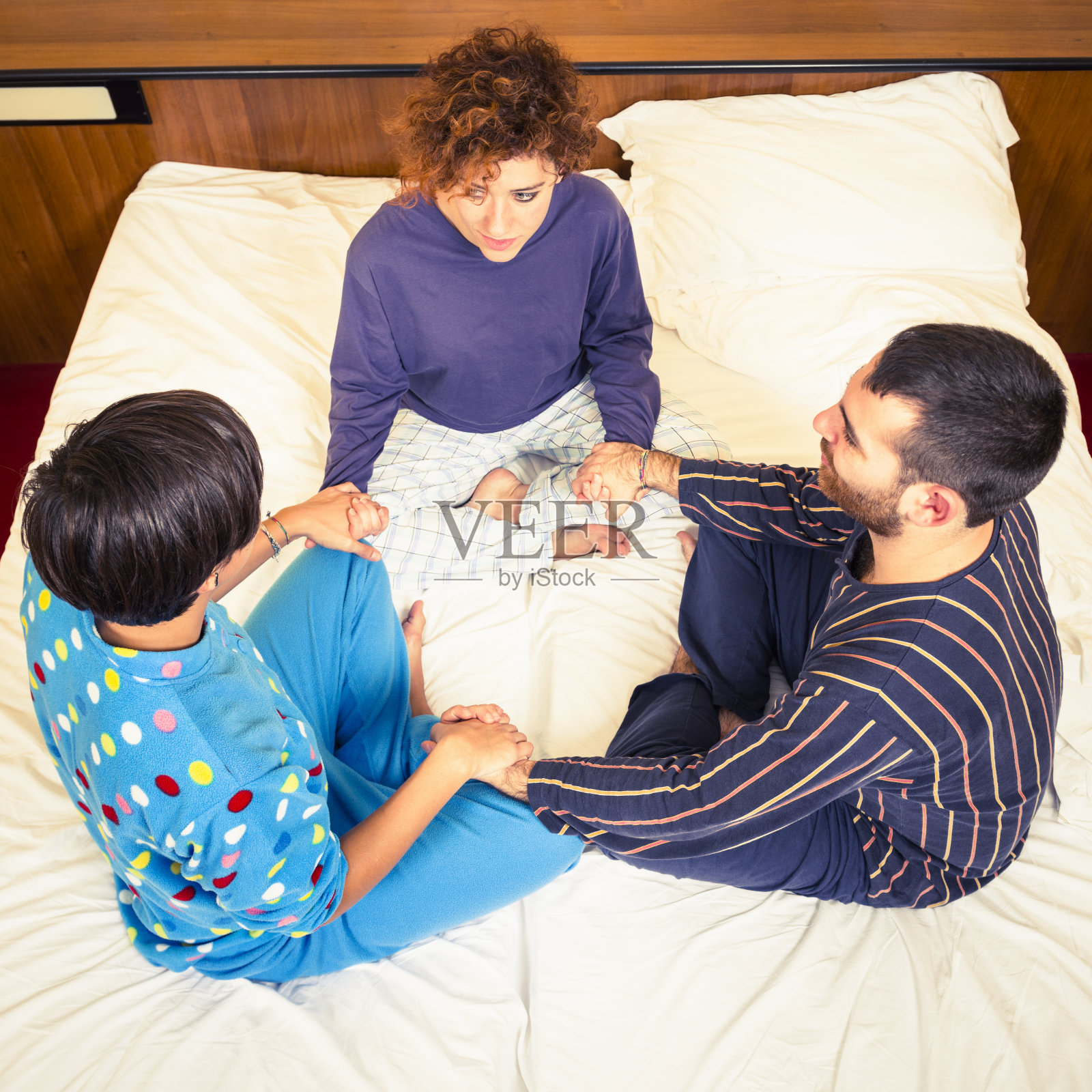 床上的灵性祈祷圈照片摄影图片