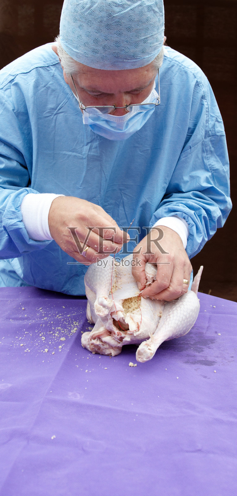 外科医生正在消毒手术中缝合火鸡照片摄影图片
