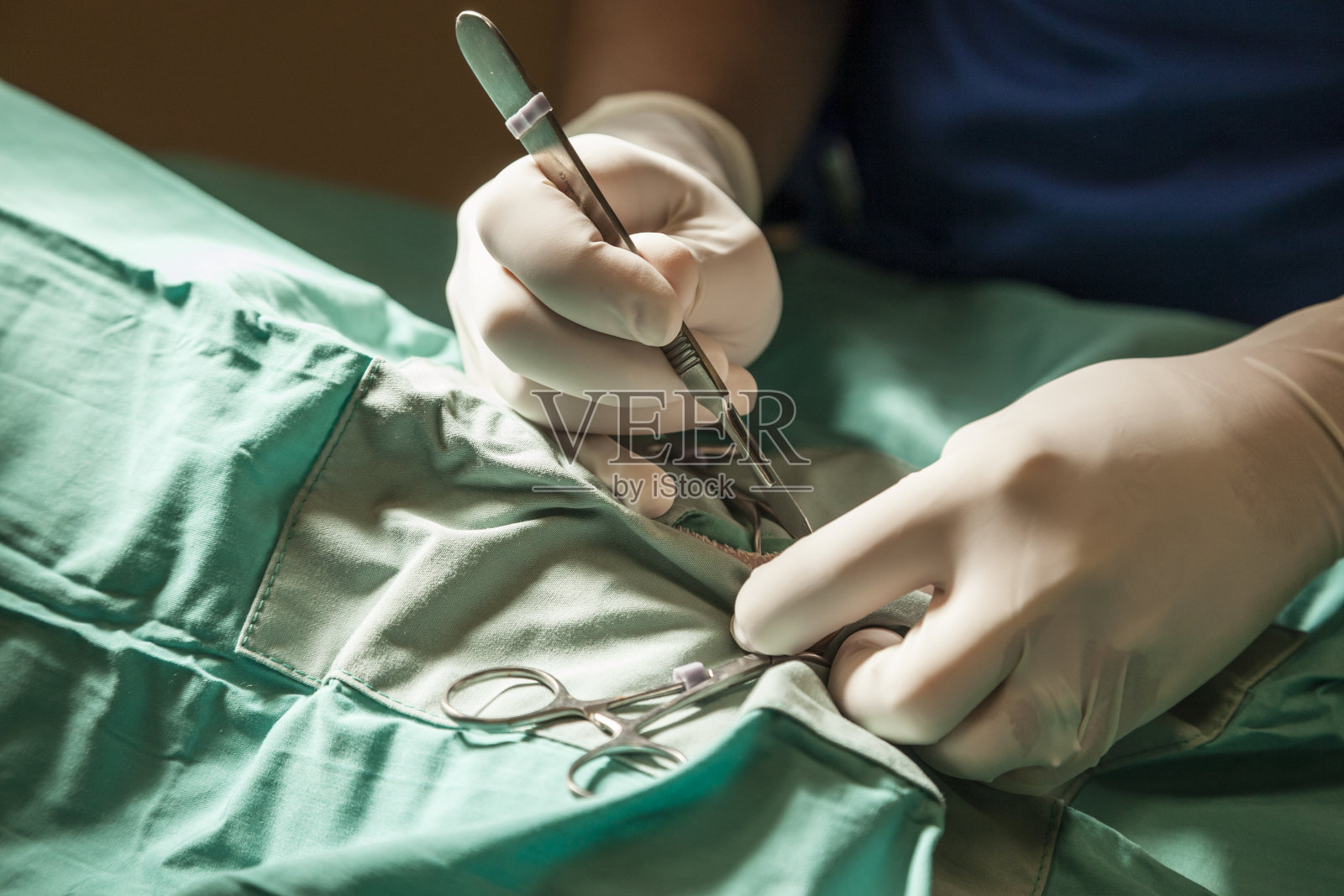 外科医生在手术中使用手术刀照片摄影图片