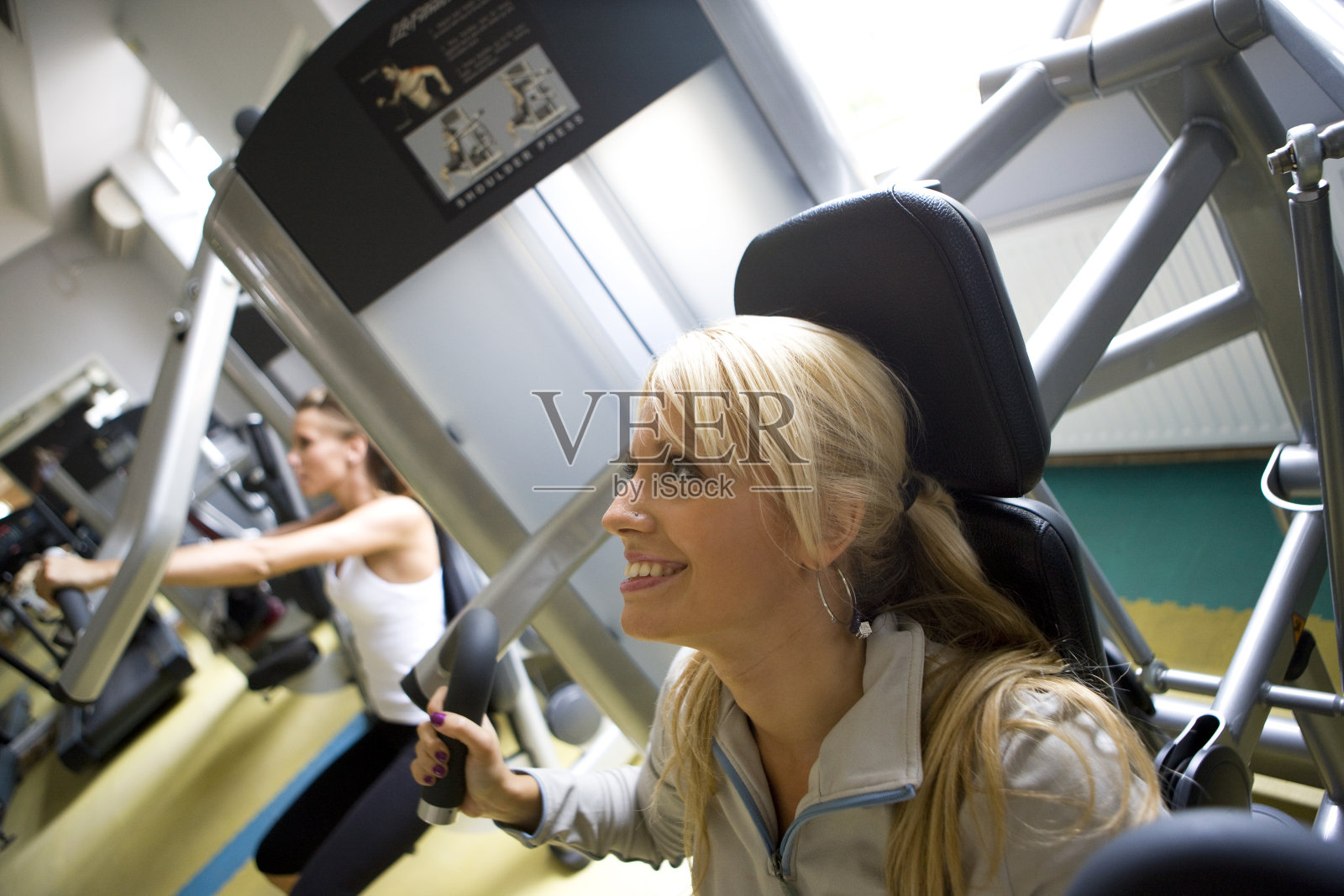 女人在健身房照片摄影图片