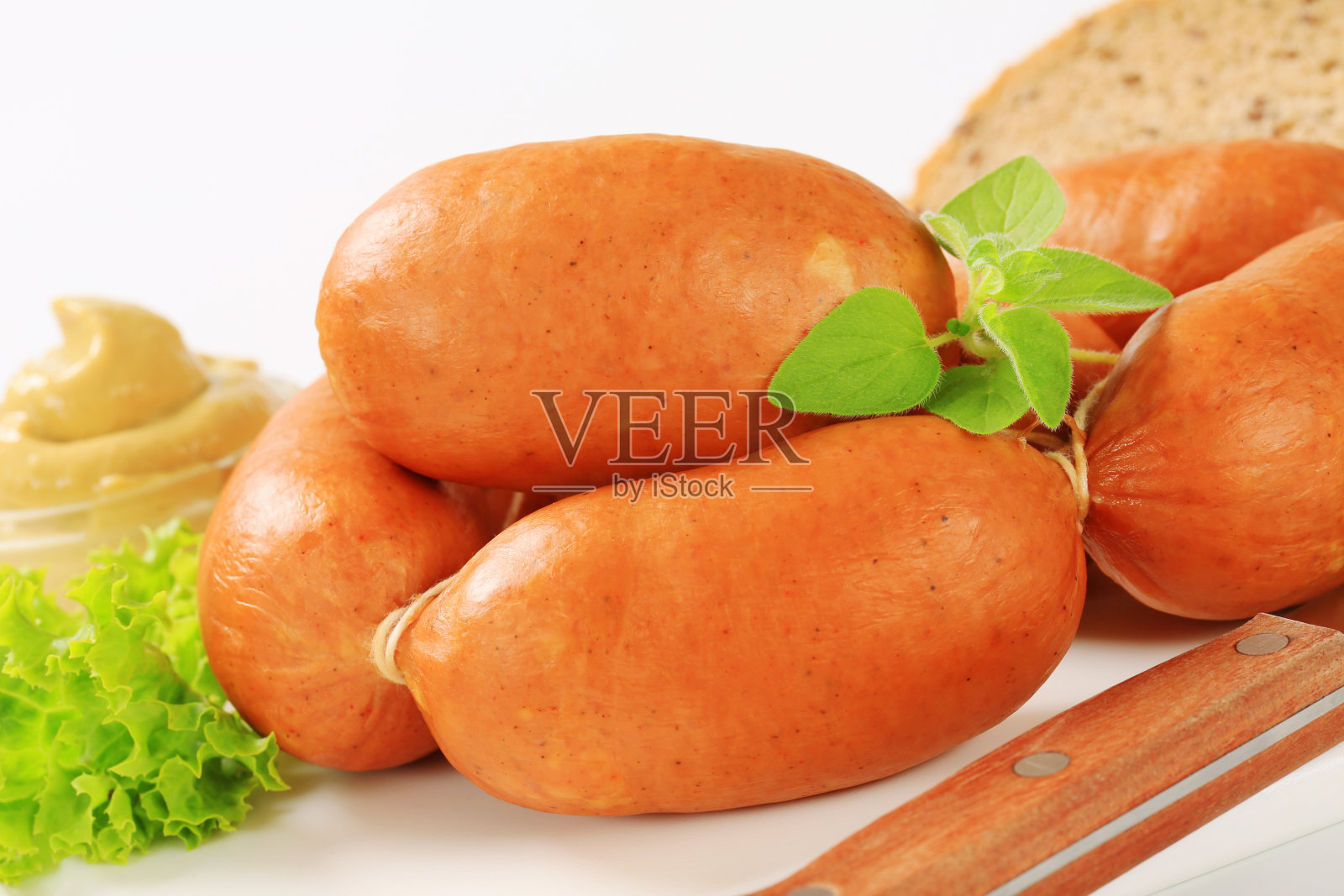 切菜板上的小香肠照片摄影图片