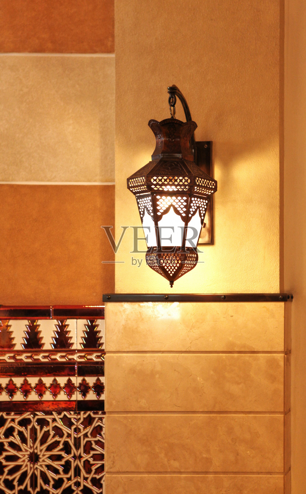 阿拉伯伊斯兰灯笼和墙上的马赛克照片摄影图片