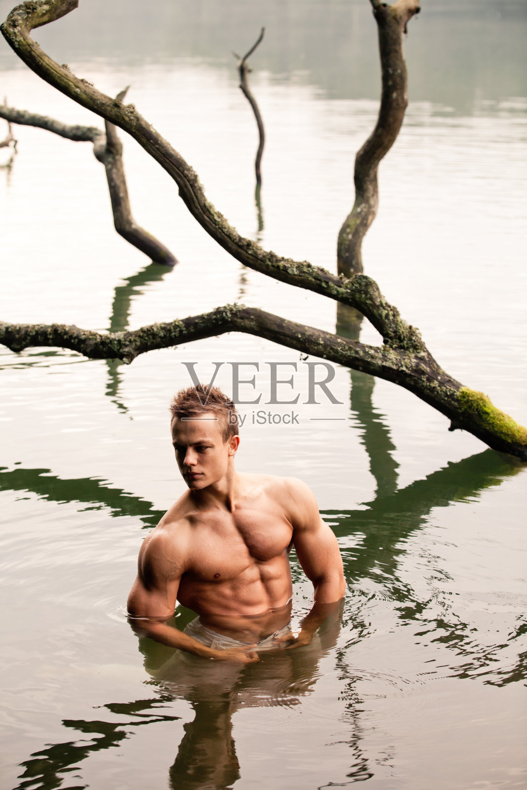 湖里的裸男。照片摄影图片