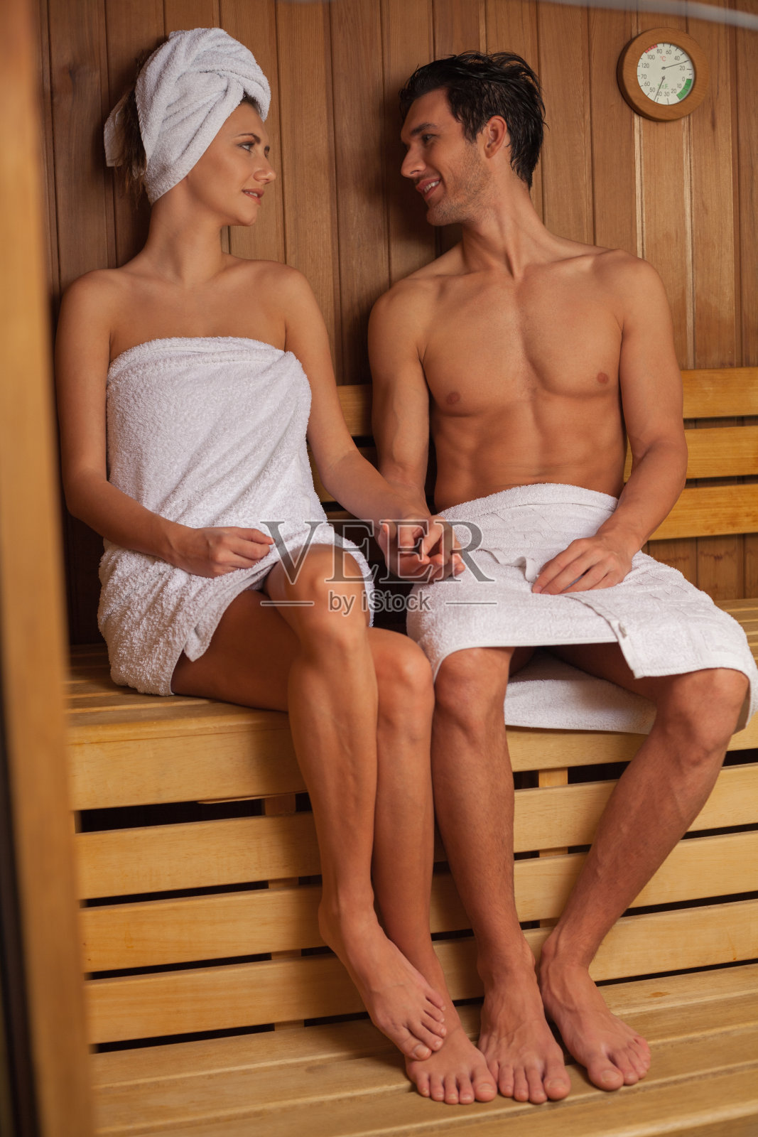 情侣在桑拿中放松照片摄影图片