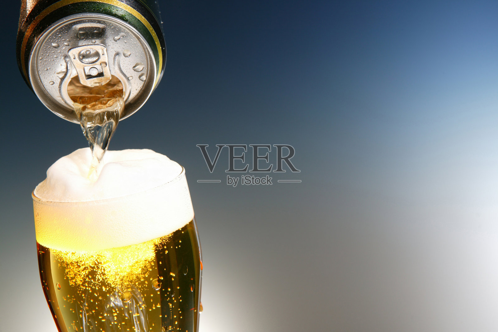 倒啤酒照片摄影图片