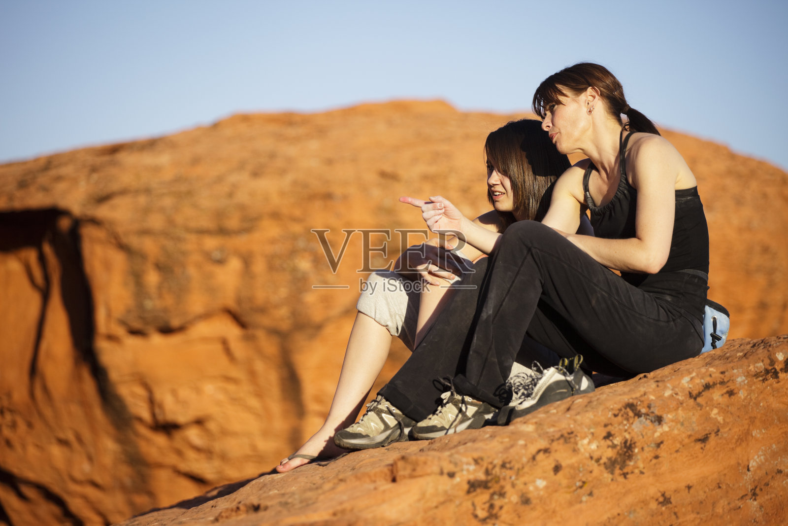 攀岩者分析路线照片摄影图片