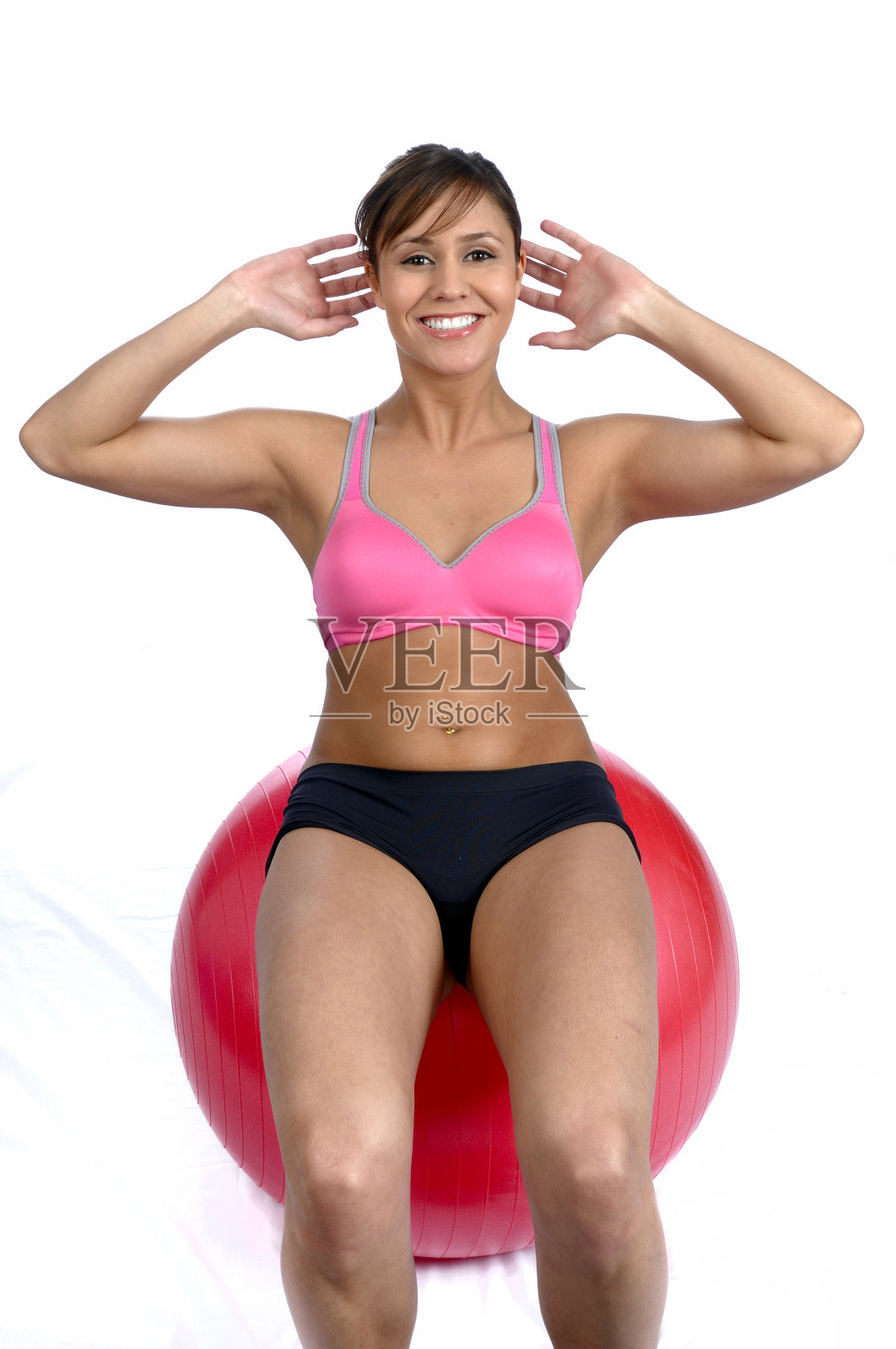 女性在健身球上伸展照片摄影图片