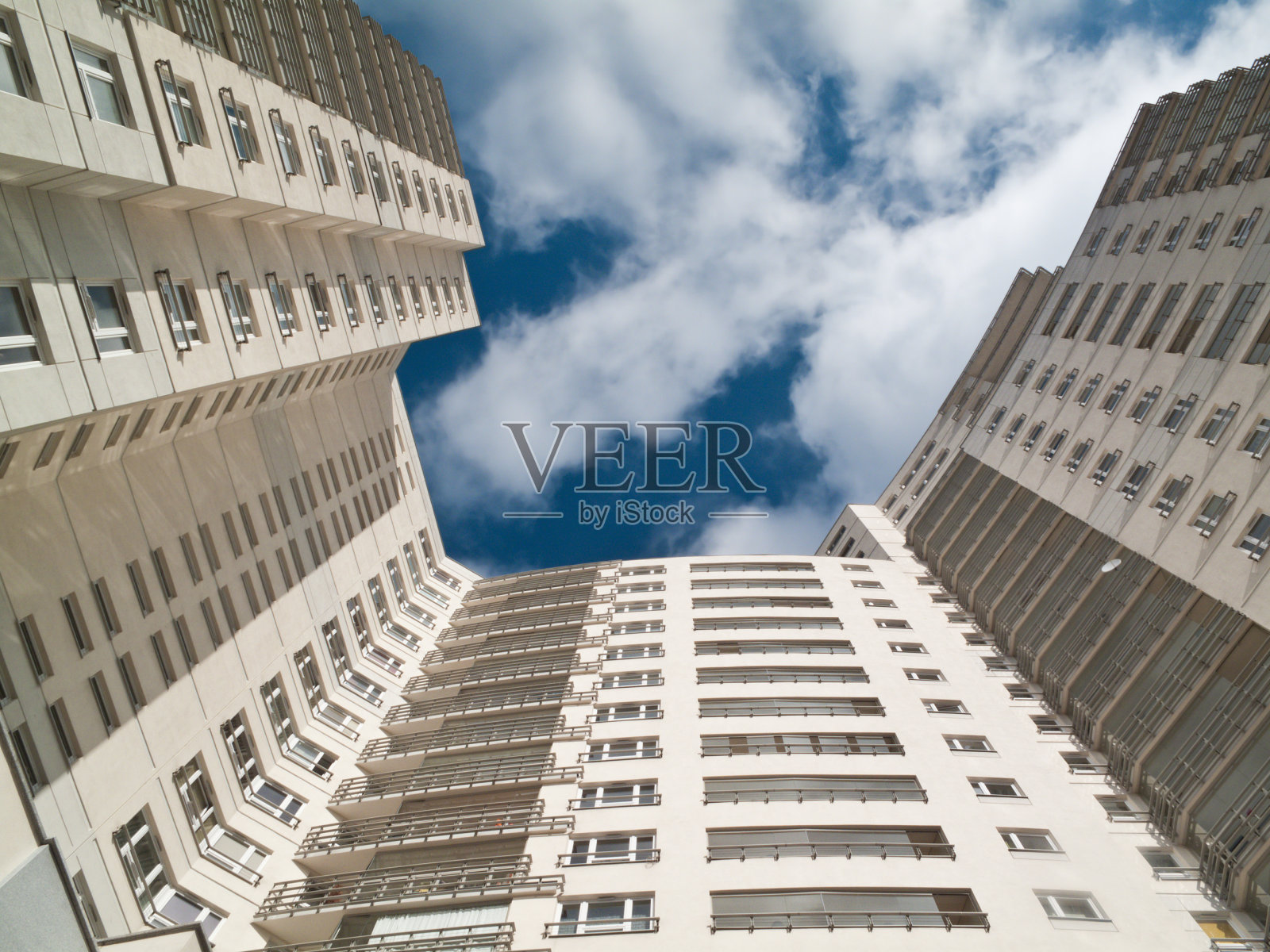 公寓大楼。蓝色的天空。摩天大楼。照片摄影图片