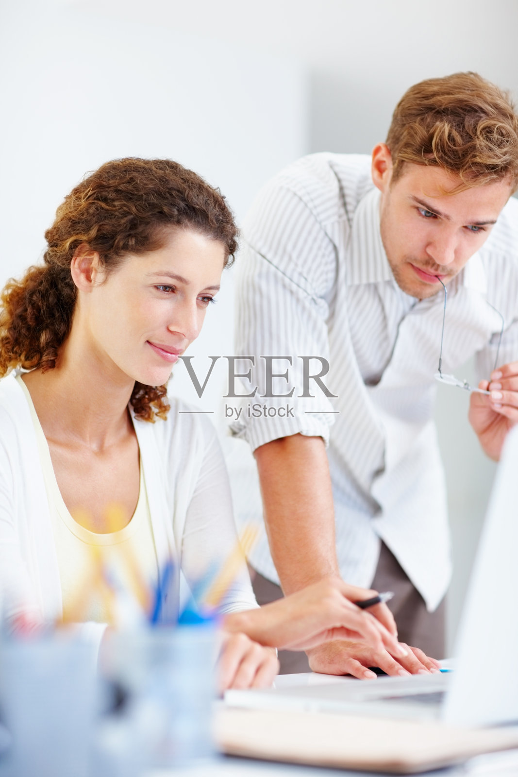 用笔记本电脑工作的商务人士照片摄影图片