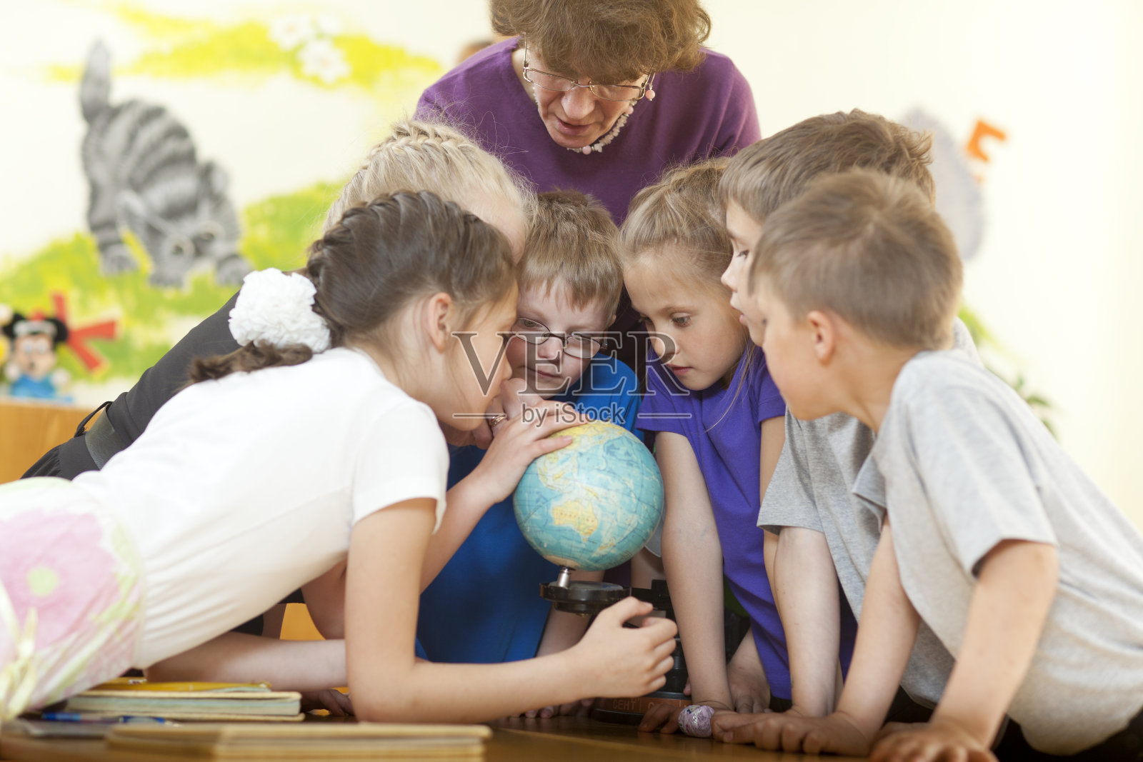 教师展示全球学校的孩子们照片摄影图片