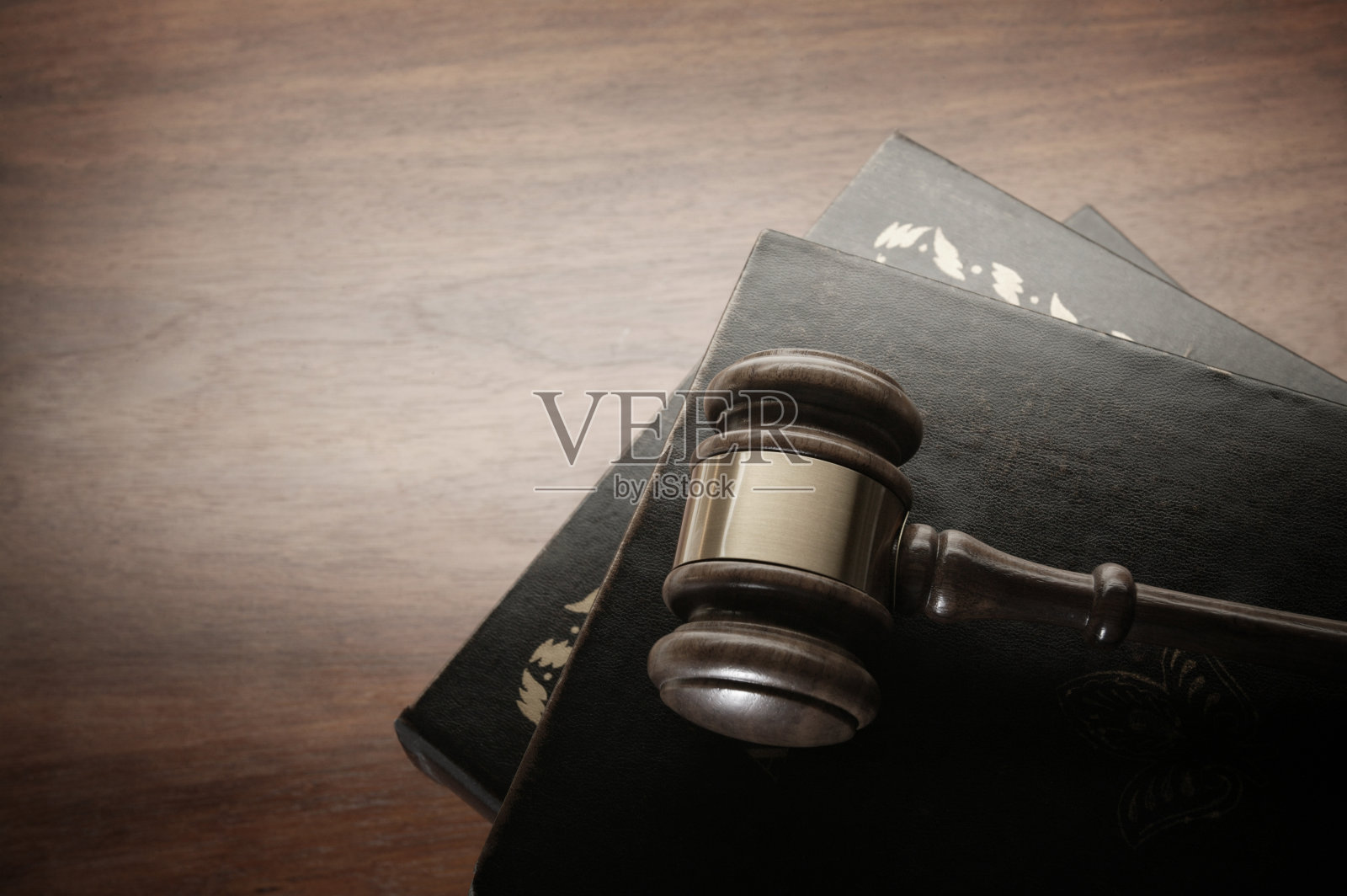 法律书籍上的小木槌照片摄影图片