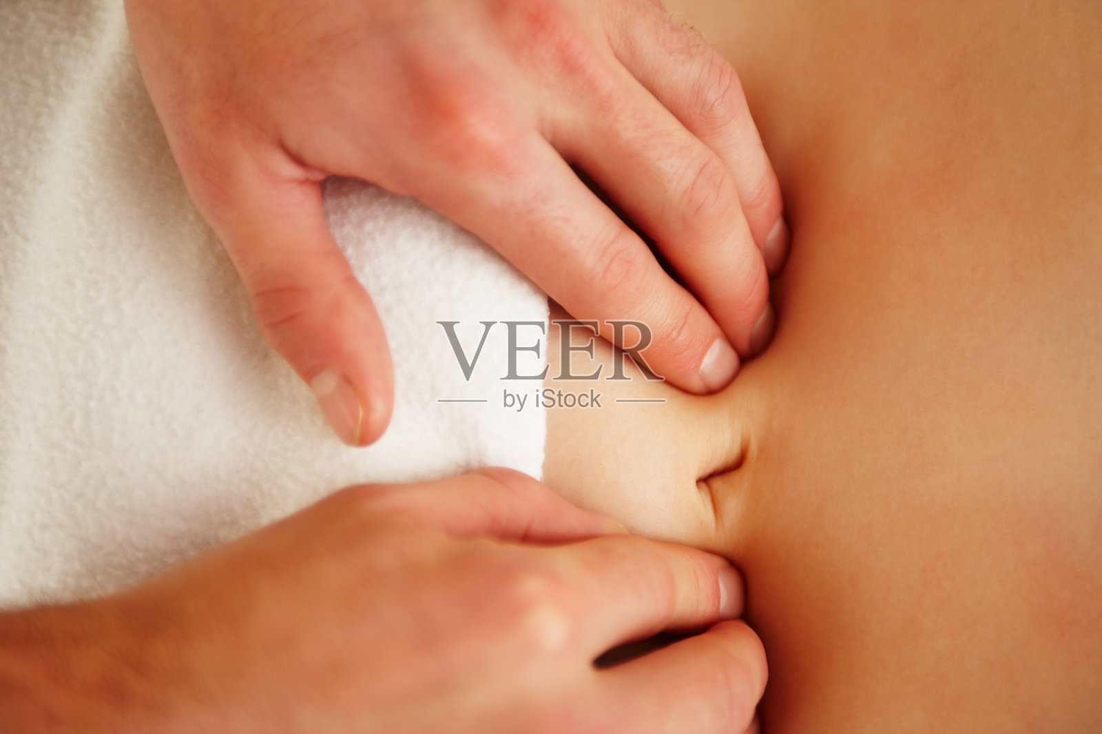 手按摩腹部照片摄影图片