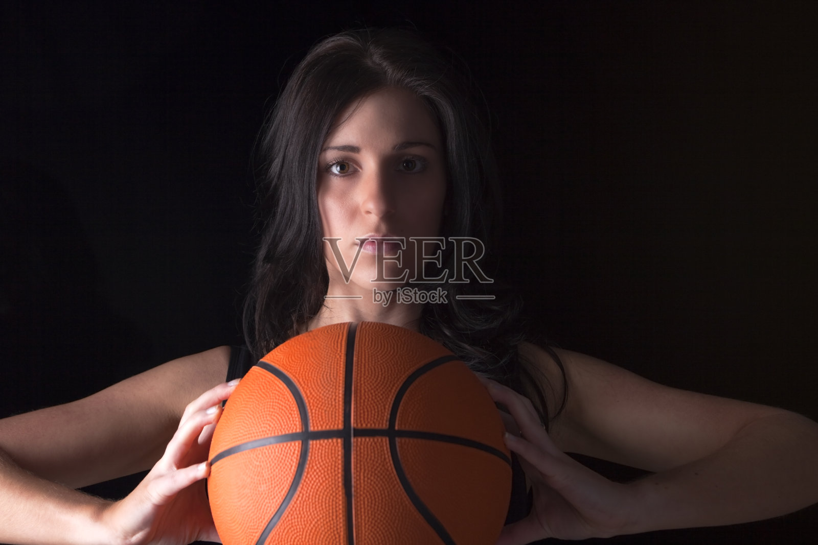 拿着篮球的女孩照片摄影图片
