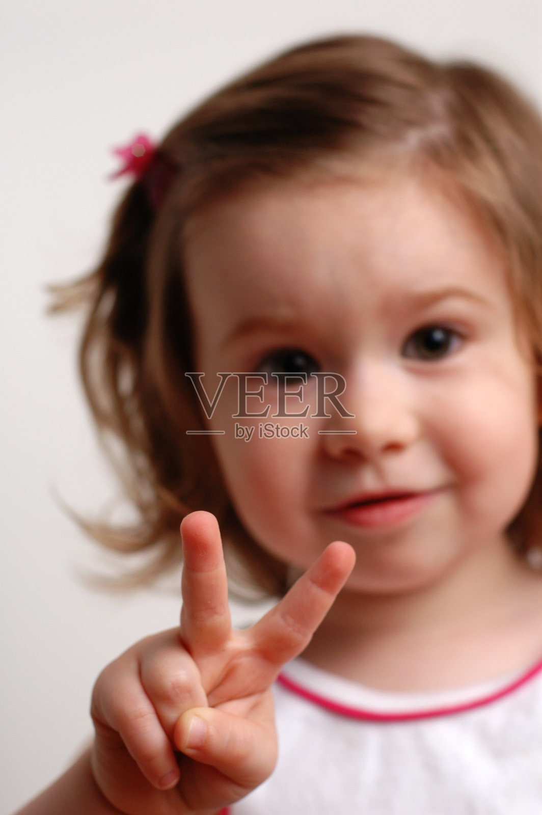 小女孩展示她两岁的样子照片摄影图片