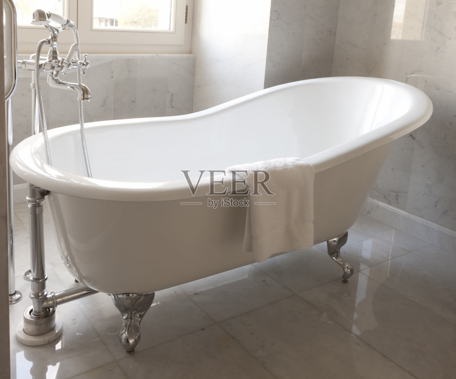 豪华酒店房间里的浴缸。照片摄影图片